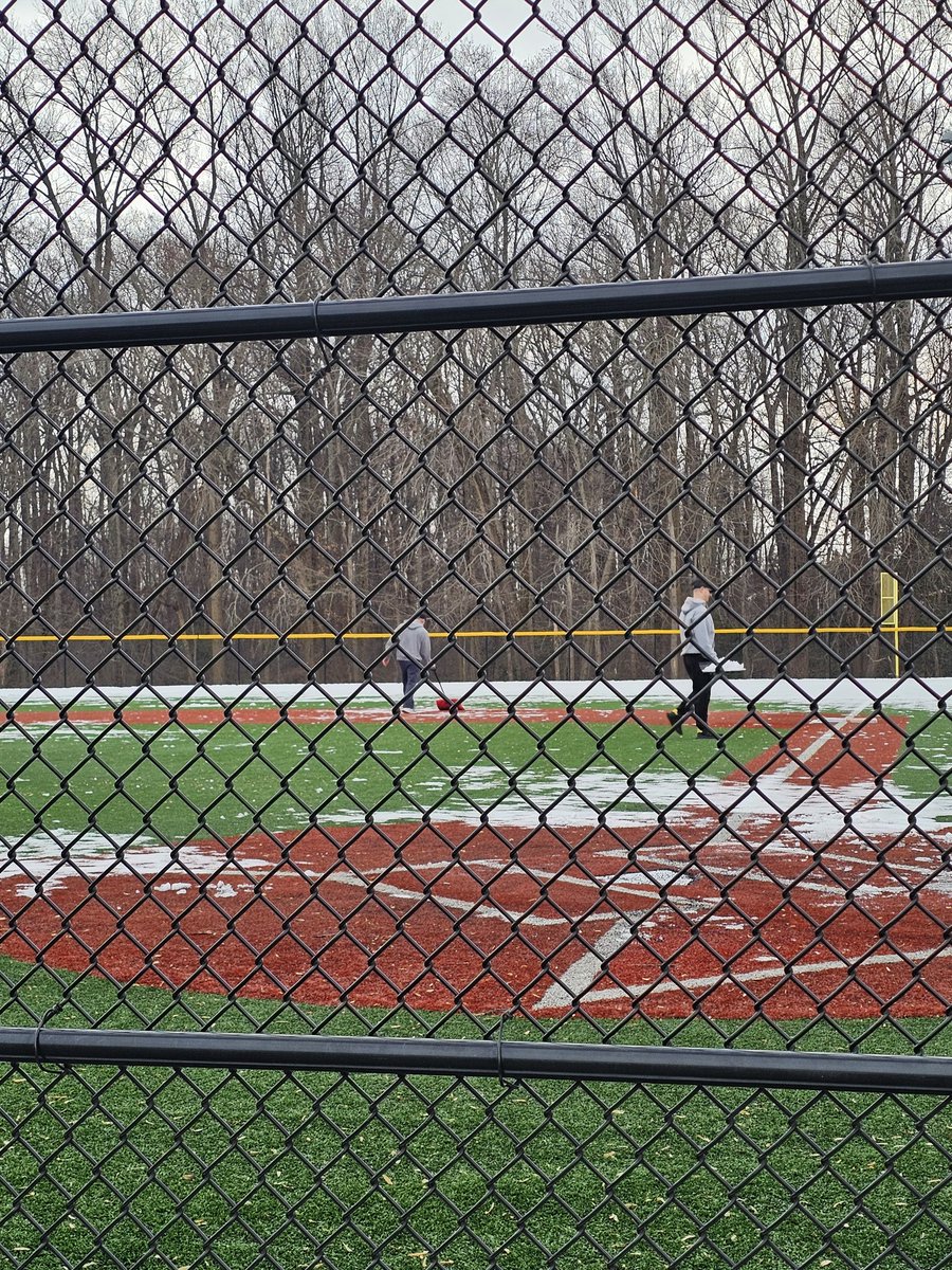 londonfrye2026's tweet image. First outdoor practice @FHSAAsoftball first time shoveling the field before practice! But we got it done 💪 Scrimmage tomorrow against PVI! #LetsGo #Slappers @UMWSoftball @Hquallsumw