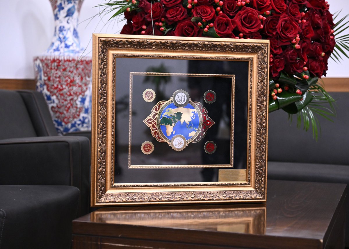 Milliyetçi Hareket Partisi Genel Başkanı Sayın Devlet Bahçeli; Cumhurbaşkanımız Sayın Recep Tayyip Erdoğan beyefendinin 72. yaş gününü kutlayarak zat-ı devletlerine 72 gül’den oluşan bir çiçek ve İslam ülkelerine ait harita lazer gravür olarak hazırlanmış, üst kısmında Allah