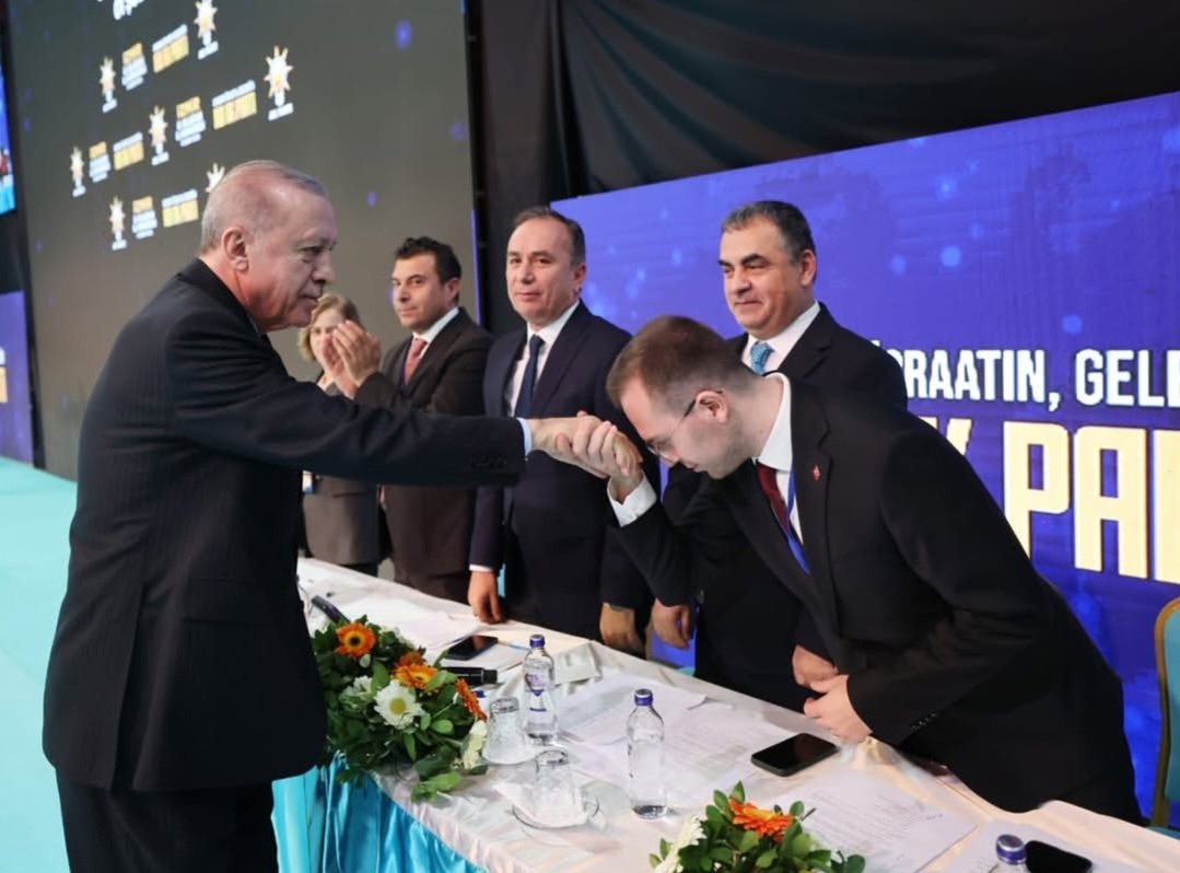 Ömrümü ömrümüze denk getiren, aynı davada koşmayı nasip eden Rabbime hamdolsun.

İyi ki doğdunuz, Sayın Cumhurbaşkanım!
<a href="/RTErdogan/">Recep Tayyip Erdoğan</a> 🇹🇷
#NiceYıllaraReis