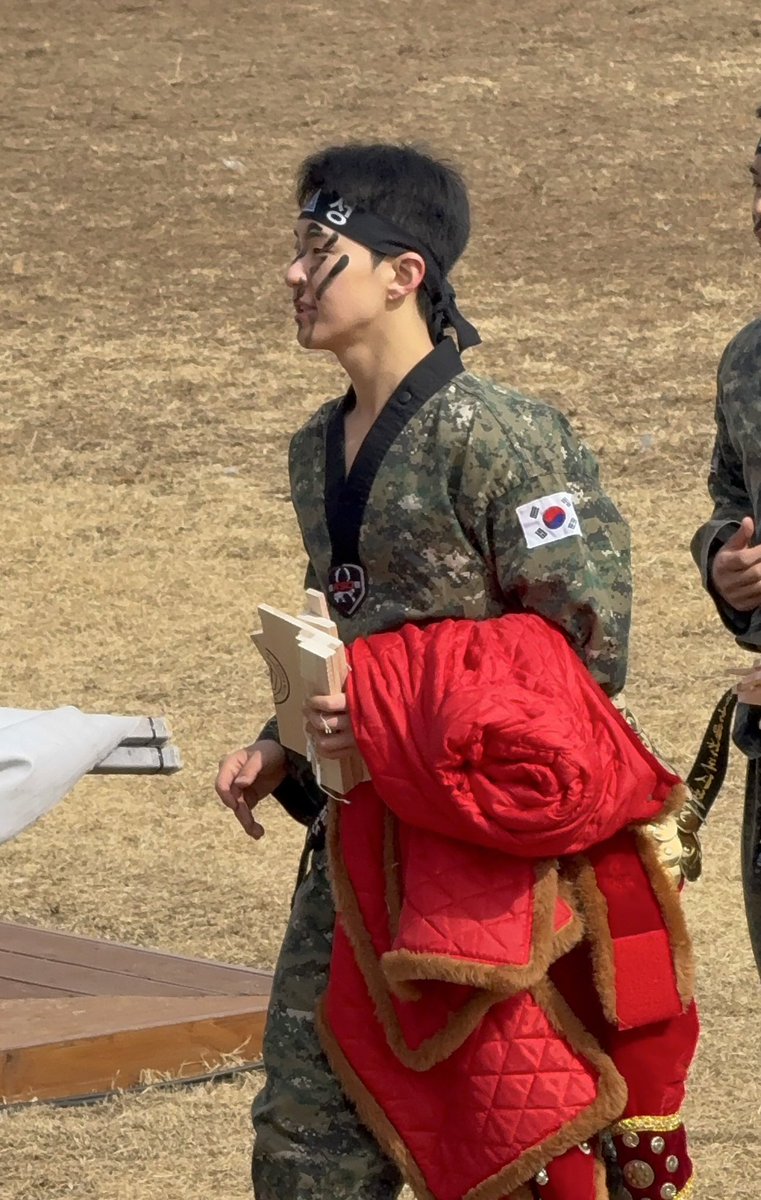 가운데군인데뷔해야하는거아냐? 의 가운데님
얼른 보고싶습니다...