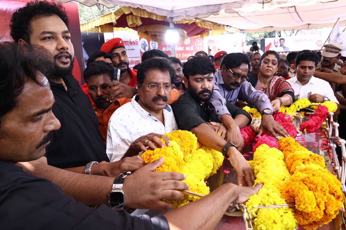 maiamofficial's tweet photo. எளிமையின் சிகரம் தோழர் நல்லகண்ணு ஐயா அவர்களுக்கு,மக்கள் நீதி மய்யம் கட்சியின் நிர்வாகிகள் நேரில் அஞ்சலி!

இந்தியப் பொதுவுடைமைக் கட்சியின் (CPI) மூத்த தலைவர் தோழர் நல்லகண்ணு ஐயா அவர்களின் திருவுடலுக்கு,

மக்கள் நீதி மய்யம் கட்சியின் துணைத் தலைவர்கள் திரு. A.G. மெளரியா IPS (ஓய்வு) மற்றும் திரு. R. தங்கவேலு, மாநிலச் செயலாளர்கள் திரு. செந்தில் ஆறுமுகம், திரு. சினேகன், திரு. முரளி அப்பாஸ், திரு. அர்ஜுனர், திருமதி. சினேகா மோகன்தாஸ், திரு. ராகேஷ் ராஜசேகரன், மாநிலத் துணைச் செயலாளர் திரு. சண்முகராஜன், நாகை மாவட்டச் செயலாளர் திரு. M.அனஸ் உள்ளிட்ட நிர்வாகிகள் மலர் மாலை அணிவித்து வீரவணக்கம் செலுத்தினர்.

#Nallakannu
#KamalHaasan
#KamalHaasan_MP
#MakkalNeedhiMaiam
#CPI
#CommunistPartyOfIndia