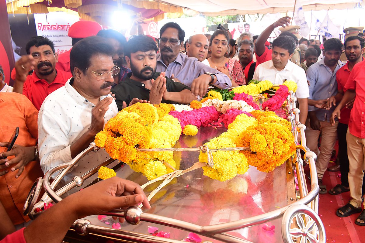 maiamofficial's tweet photo. எளிமையின் சிகரம் தோழர் நல்லகண்ணு ஐயா அவர்களுக்கு,மக்கள் நீதி மய்யம் கட்சியின் நிர்வாகிகள் நேரில் அஞ்சலி!

இந்தியப் பொதுவுடைமைக் கட்சியின் (CPI) மூத்த தலைவர் தோழர் நல்லகண்ணு ஐயா அவர்களின் திருவுடலுக்கு,

மக்கள் நீதி மய்யம் கட்சியின் துணைத் தலைவர்கள் திரு. A.G. மெளரியா IPS (ஓய்வு) மற்றும் திரு. R. தங்கவேலு, மாநிலச் செயலாளர்கள் திரு. செந்தில் ஆறுமுகம், திரு. சினேகன், திரு. முரளி அப்பாஸ், திரு. அர்ஜுனர், திருமதி. சினேகா மோகன்தாஸ், திரு. ராகேஷ் ராஜசேகரன், மாநிலத் துணைச் செயலாளர் திரு. சண்முகராஜன், நாகை மாவட்டச் செயலாளர் திரு. M.அனஸ் உள்ளிட்ட நிர்வாகிகள் மலர் மாலை அணிவித்து வீரவணக்கம் செலுத்தினர்.

#Nallakannu
#KamalHaasan
#KamalHaasan_MP
#MakkalNeedhiMaiam
#CPI
#CommunistPartyOfIndia