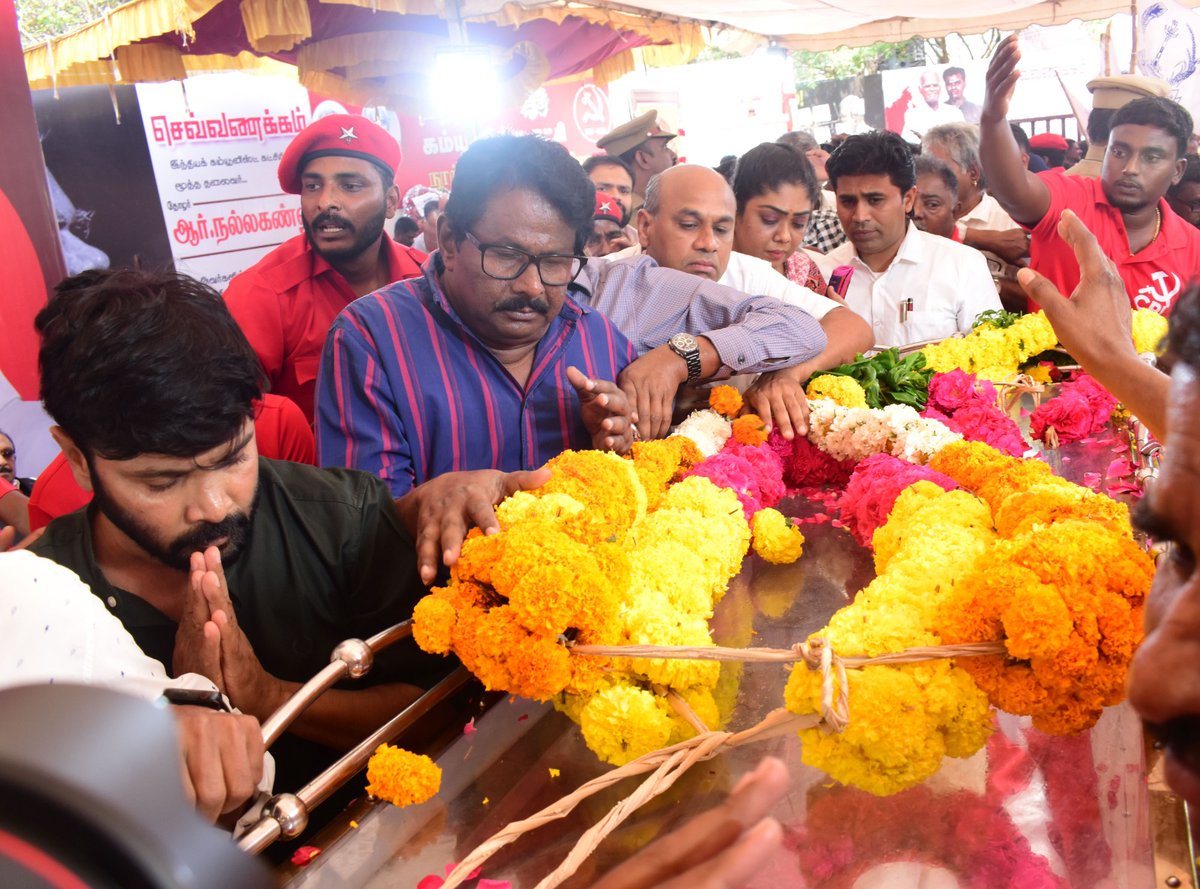 maiamofficial's tweet photo. எளிமையின் சிகரம் தோழர் நல்லகண்ணு ஐயா அவர்களுக்கு,மக்கள் நீதி மய்யம் கட்சியின் நிர்வாகிகள் நேரில் அஞ்சலி!

இந்தியப் பொதுவுடைமைக் கட்சியின் (CPI) மூத்த தலைவர் தோழர் நல்லகண்ணு ஐயா அவர்களின் திருவுடலுக்கு,

மக்கள் நீதி மய்யம் கட்சியின் துணைத் தலைவர்கள் திரு. A.G. மெளரியா IPS (ஓய்வு) மற்றும் திரு. R. தங்கவேலு, மாநிலச் செயலாளர்கள் திரு. செந்தில் ஆறுமுகம், திரு. சினேகன், திரு. முரளி அப்பாஸ், திரு. அர்ஜுனர், திருமதி. சினேகா மோகன்தாஸ், திரு. ராகேஷ் ராஜசேகரன், மாநிலத் துணைச் செயலாளர் திரு. சண்முகராஜன், நாகை மாவட்டச் செயலாளர் திரு. M.அனஸ் உள்ளிட்ட நிர்வாகிகள் மலர் மாலை அணிவித்து வீரவணக்கம் செலுத்தினர்.

#Nallakannu
#KamalHaasan
#KamalHaasan_MP
#MakkalNeedhiMaiam
#CPI
#CommunistPartyOfIndia
