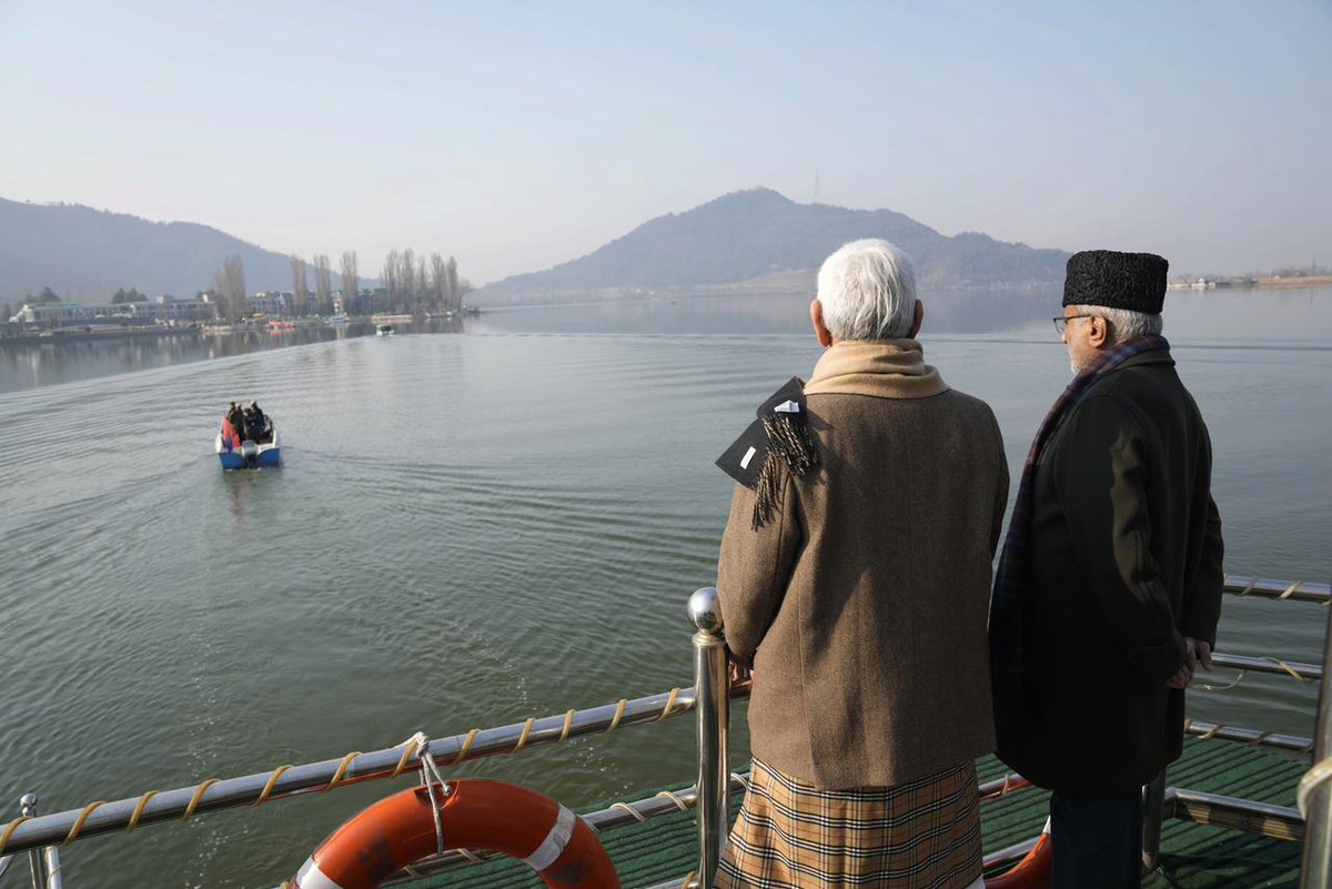 timesofindia's tweet image. #InPics | C. P. Radhakrishnan experienced the timeless charm of Srinagar during a serene morning cruise on Dal Lake.

#VicePresident #CPRadhakrishnan #Srinagar
