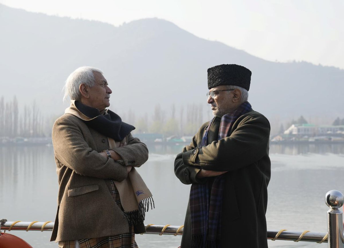 timesofindia's tweet image. #InPics | C. P. Radhakrishnan experienced the timeless charm of Srinagar during a serene morning cruise on Dal Lake.

#VicePresident #CPRadhakrishnan #Srinagar