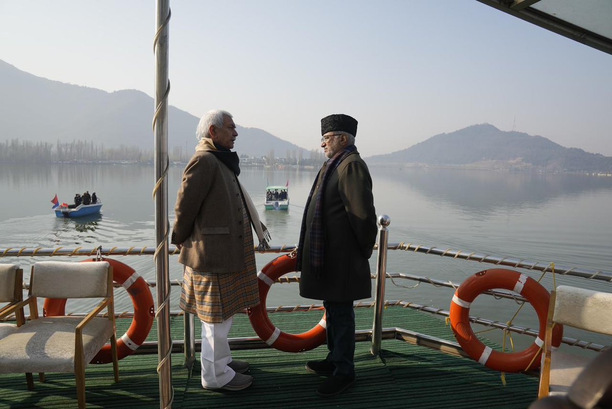 timesofindia's tweet image. #InPics | C. P. Radhakrishnan experienced the timeless charm of Srinagar during a serene morning cruise on Dal Lake.

#VicePresident #CPRadhakrishnan #Srinagar