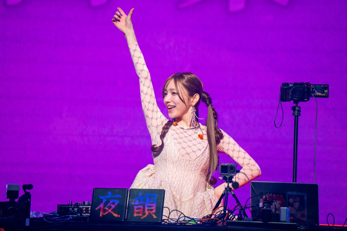 natalie_mu's tweet image. 【ライブレポート】Night Tempo
恒例バースデーライブ今年も大盛況🎂

≠ME冨田菜々風、アバンギャルディ、夜々らがお祝いに駆けつける

🔽記事本文・写真40枚はこちら
natalie.mu/music/news/661…

後藤真希も一緒にダンス！“あの曲”のリミックスでフロア沸騰

#NightTempo