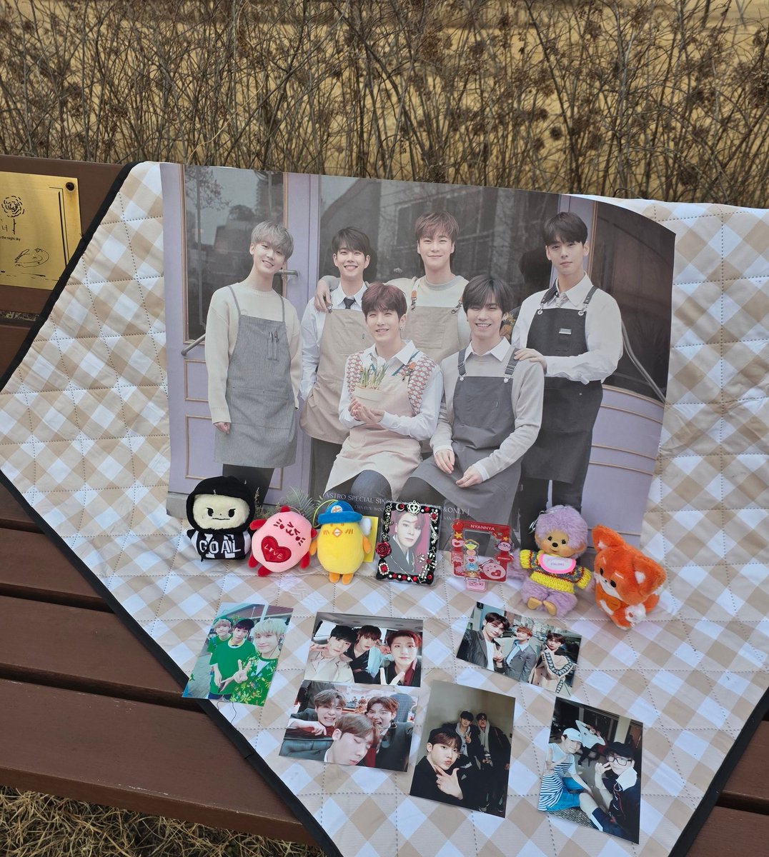 아스트로 10주년 축하해 빈아 🎊🎉
그리구 애들아 아스트로 마땅히 축복받아야해💜💜💜💜💜💜
아직 남아있는 2월  아스트로주간 
 묭주니형아가 새친구를 데리고 왔어 " 몬치치"라고 ㅋㅋ
봄은 곧 오겠지 
                 -  아스트로 10주년 카페2734 다녀온 이후