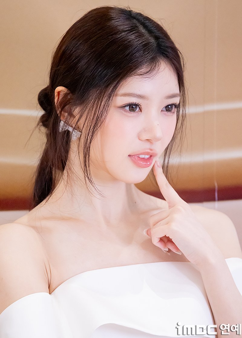 imbcenews's tweet photo. [포토] 아일릿 모카, 슈퍼 이끌림
#아일릿 #모카 #ILLIT #MOKA #에스티로더 #ESTEELAUDER #포토콜_250226 [iMBC 연예]

아일릿(ILLIT) 모카가 26일 오후 서울 강남에 위치한 한 백화점 오픈스테이지에서 열린 메이크업 화장품 브랜드 팝업 이벤트 오픈 행사에 참석해 포즈를 취하고 있다.

🔗https://t.co/2WxDM5B3nC