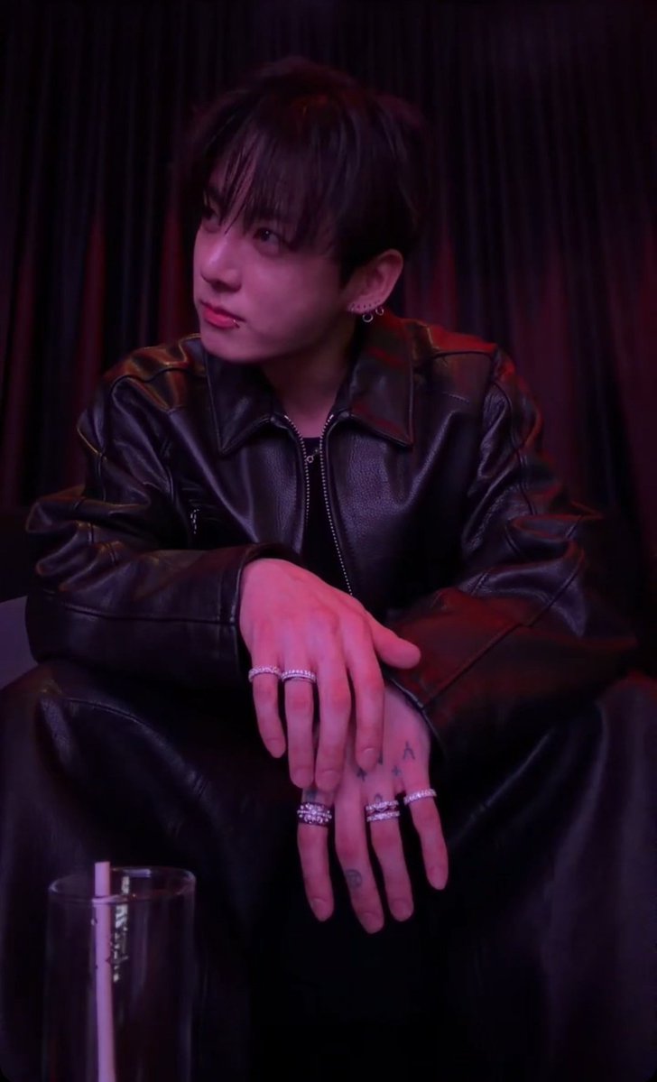 ไม่มูฟออนจากไลฟ์จองกุกเมื่อคืน

singer, dancer, model, 28, rich, handsome, hot, no kids, can cook, has huge mansion, rides Harley, gentle, pretty, respectful, tall, muscular, crazy stamina and his name is jeon jungkook