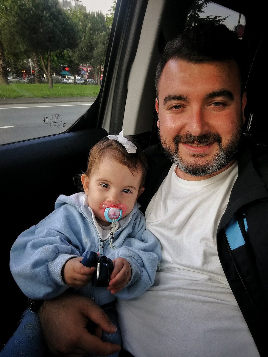 Bir evlat seni baba yapar.
İkinci evlat ise kalbinin aslında ne kadar büyük olduğunu öğretir.

Ve bugün,
Melis Eslem 2 yaşında 🎂👑

Biri bana babalığı öğretti,
diğeri babalığın ne kadar sınırsız bir sevgi olduğunu gösterdi.

İyi ki varsınız evlatlarım.