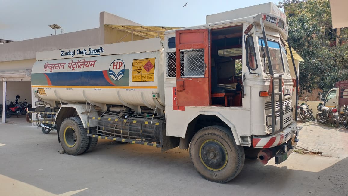prabhatkhabar's tweet photo. भागलपुर:  बरारी थाना पुलिस ने होली से पहले बड़ी कार्रवाई की. इंडियन ऑयल के टैंकर से 3773 लीटर विदेशी शराब (416 पेटी) बरामद की गई. खेप झारखंड से दलसिंहसराय जा रही थी. चालक और एक सहयोगी गिरफ्तार, पूछताछ जारी.

#Bhagalpur #LiquorSeizure #BiharPolice #HoliAlert #prabhatkhabar https://t.co/jNkVnVsYib
