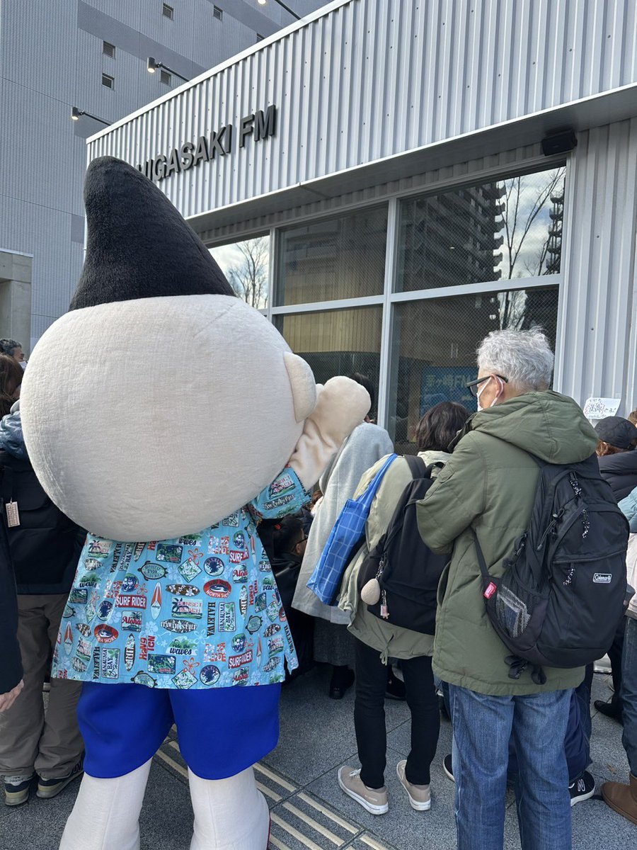 今日は文化会館でお仕事の前に茅ヶ崎FMよったぞよ！凄い人だったぞよー❣️桑田佳祐さんお誕生日おめでとうぞよ✨
#茅ヶ崎FM
#えぼし麻呂
#桑田佳祐さんお誕生日おめでとう
#桑田佳祐
#サザンオールスターズ