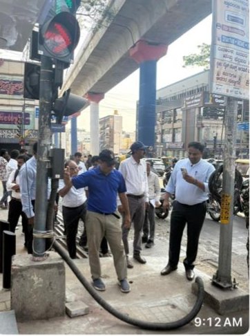 GBA_office's tweet photo. 🚶‍♂️🛣️ Obstruction Cleared for Safe Pedestrian Movement | Bengaluru West City Corporation

During the inspection of Dr. Rajkumar Road, Rajajinagar, Bengaluru West City Corporation Commissioner Dr. Rajendra K. V. directed officials to address an issue where a traffic signal electric cable was obstructing pedestrians on the footpath.

⚡ The obstructing cable was promptly removed by the concerned officers.
✅ Smooth and safe pedestrian movement has now been restored.

Committed to safer, accessible, and pedestrian-friendly streets.
#GreaterBengaluruAuthority 
#WestCityCorporation #PedestrianSafety #Rajajinagar #SafeFootpaths #UrbanMobility #bengaluru #DKShivakumar 

@DKShivakumar @GBAChiefComm