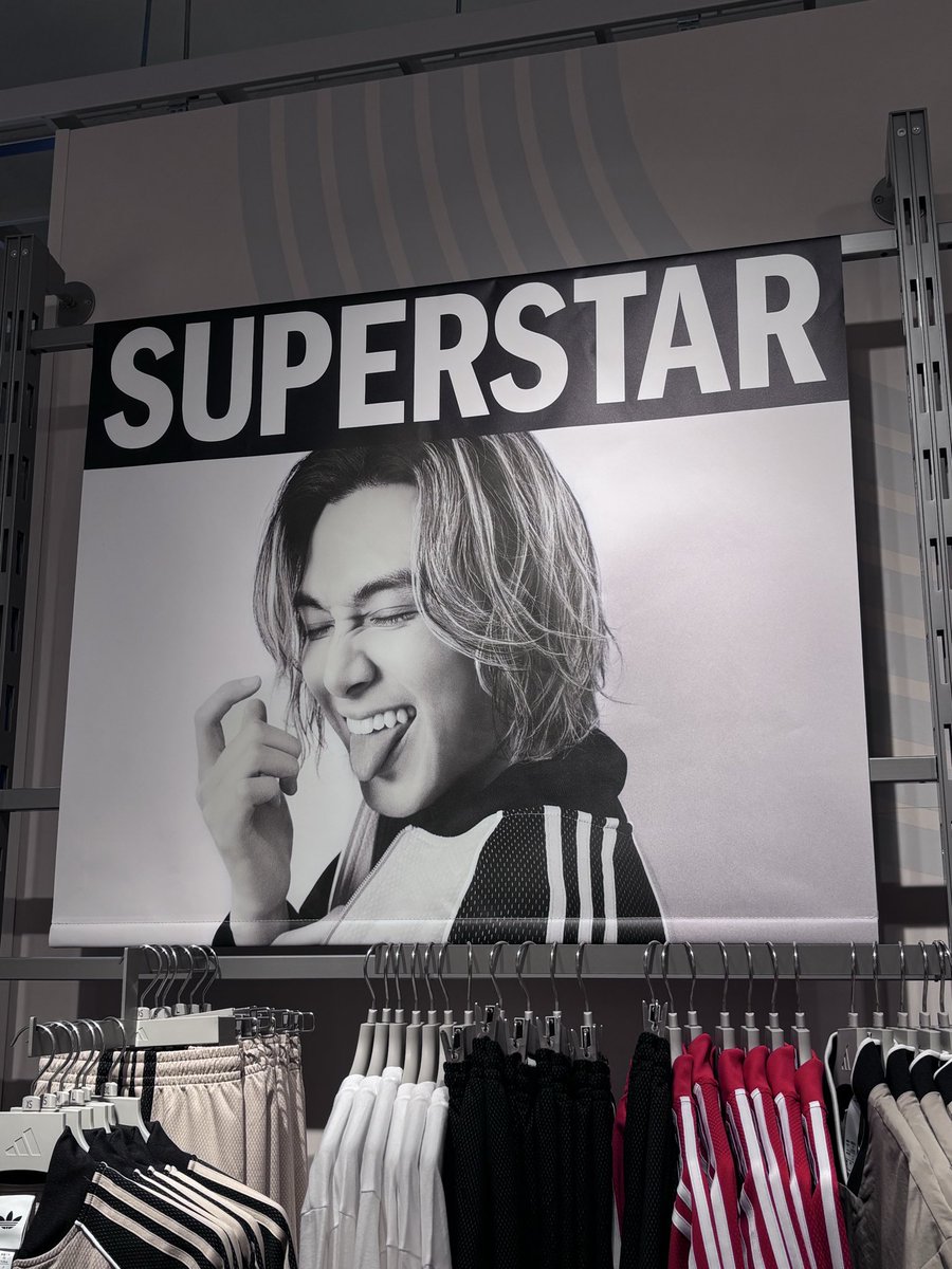 tomokazetarian's tweet photo. Adidas × Fujii Kaze🍃　似合ってるね

店内のパネルは2枚
2枚目の風さんが着用してるのは2枚重ね着してるとのこと
（店員さんに許可もらって🤳）

ABC-MARTの方はまだでした😉

#FujiiKaze #藤井風 #Adidas https://t.co/N2zBGUgYqc