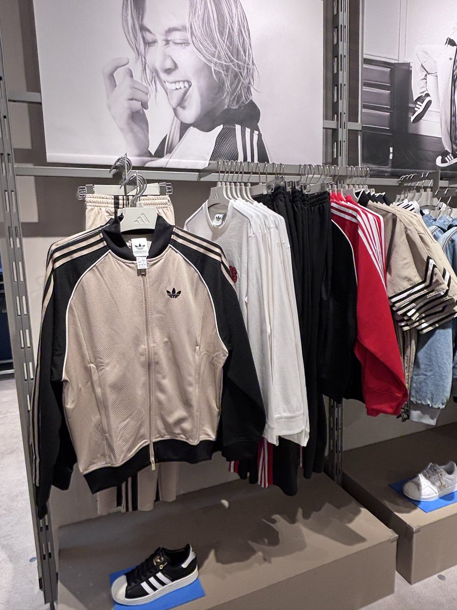 tomokazetarian's tweet photo. Adidas × Fujii Kaze🍃　似合ってるね

店内のパネルは2枚
2枚目の風さんが着用してるのは2枚重ね着してるとのこと
（店員さんに許可もらって🤳）

ABC-MARTの方はまだでした😉

#FujiiKaze #藤井風 #Adidas https://t.co/N2zBGUgYqc