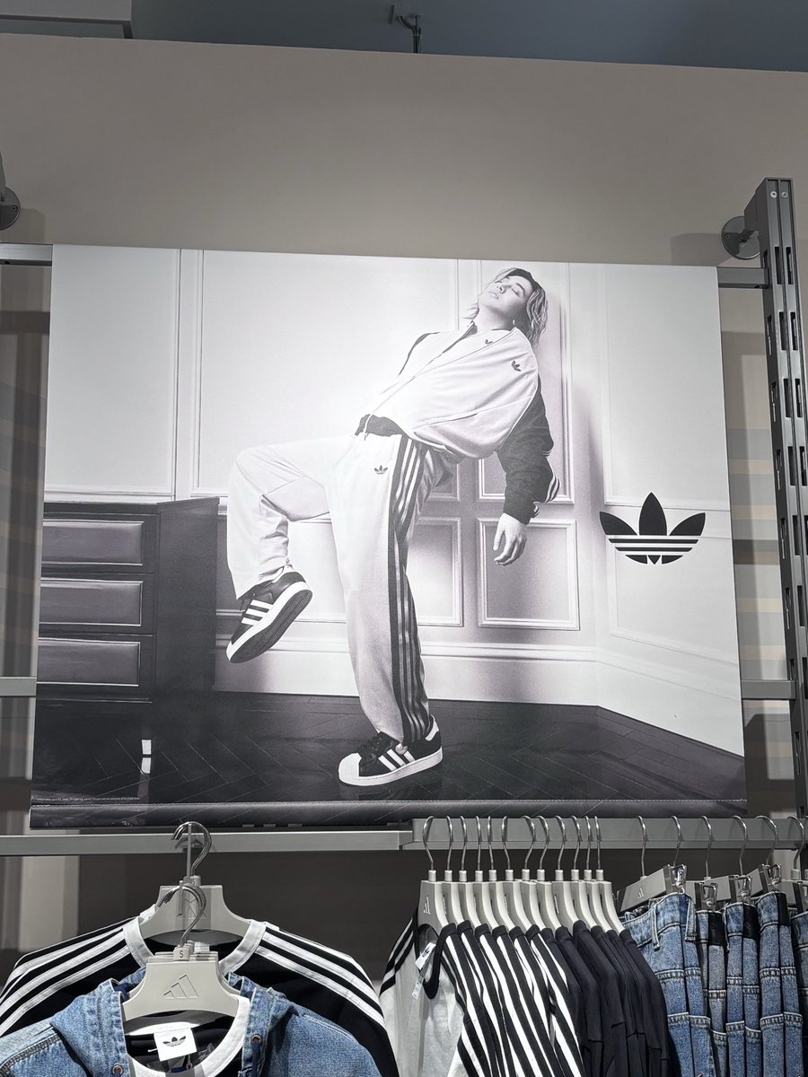 tomokazetarian's tweet photo. Adidas × Fujii Kaze🍃　似合ってるね

店内のパネルは2枚
2枚目の風さんが着用してるのは2枚重ね着してるとのこと
（店員さんに許可もらって🤳）

ABC-MARTの方はまだでした😉

#FujiiKaze #藤井風 #Adidas https://t.co/N2zBGUgYqc