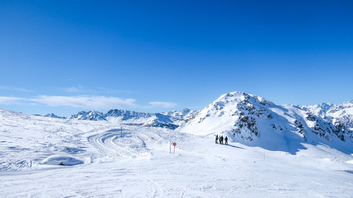 Montgenevre's tweet photo. Venez profiter du ciel bleu sur les pistes ! 💙
Qui est partant ? ⛷️

#Montgenèvre #MyMontgenèvre #MontgenèvreExpérience https://t.co/8TlEVBAld9