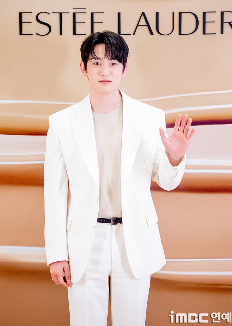 [포토] 진영, 훈훈 꾸러기 볼하트
#갓세븐 #GOT7 #진영 #PARKJINYOUNG #에스티로더
#ESTEELAUDER #포토콜_250226 [iMBC 연예]

배우 겸 가수 진영(갓세븐)이 26일 오후 서울 강남에 위치한 한 백화점 오픈스테이지에서 열린 메이크업 화장품 브랜드 팝업 이벤트 오픈 행사에 참석해 포즈를 취하고