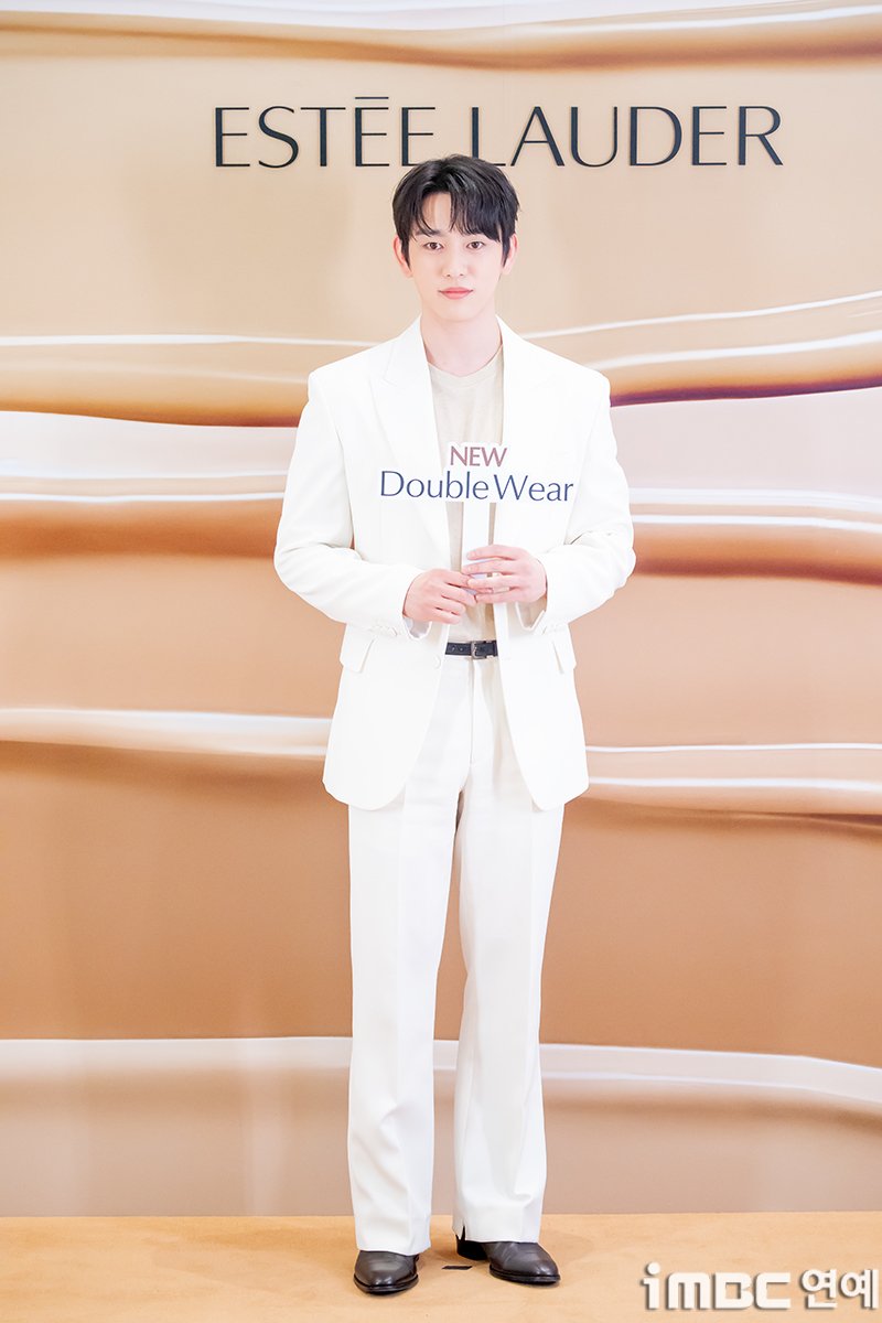 [포토] 진영, 훈훈 꾸러기 볼하트
#갓세븐 #GOT7 #진영 #PARKJINYOUNG #에스티로더
#ESTEELAUDER #포토콜_250226 [iMBC 연예]

배우 겸 가수 진영(갓세븐)이 26일 오후 서울 강남에 위치한 한 백화점 오픈스테이지에서 열린 메이크업 화장품 브랜드 팝업 이벤트 오픈 행사에 참석해 포즈를 취하고