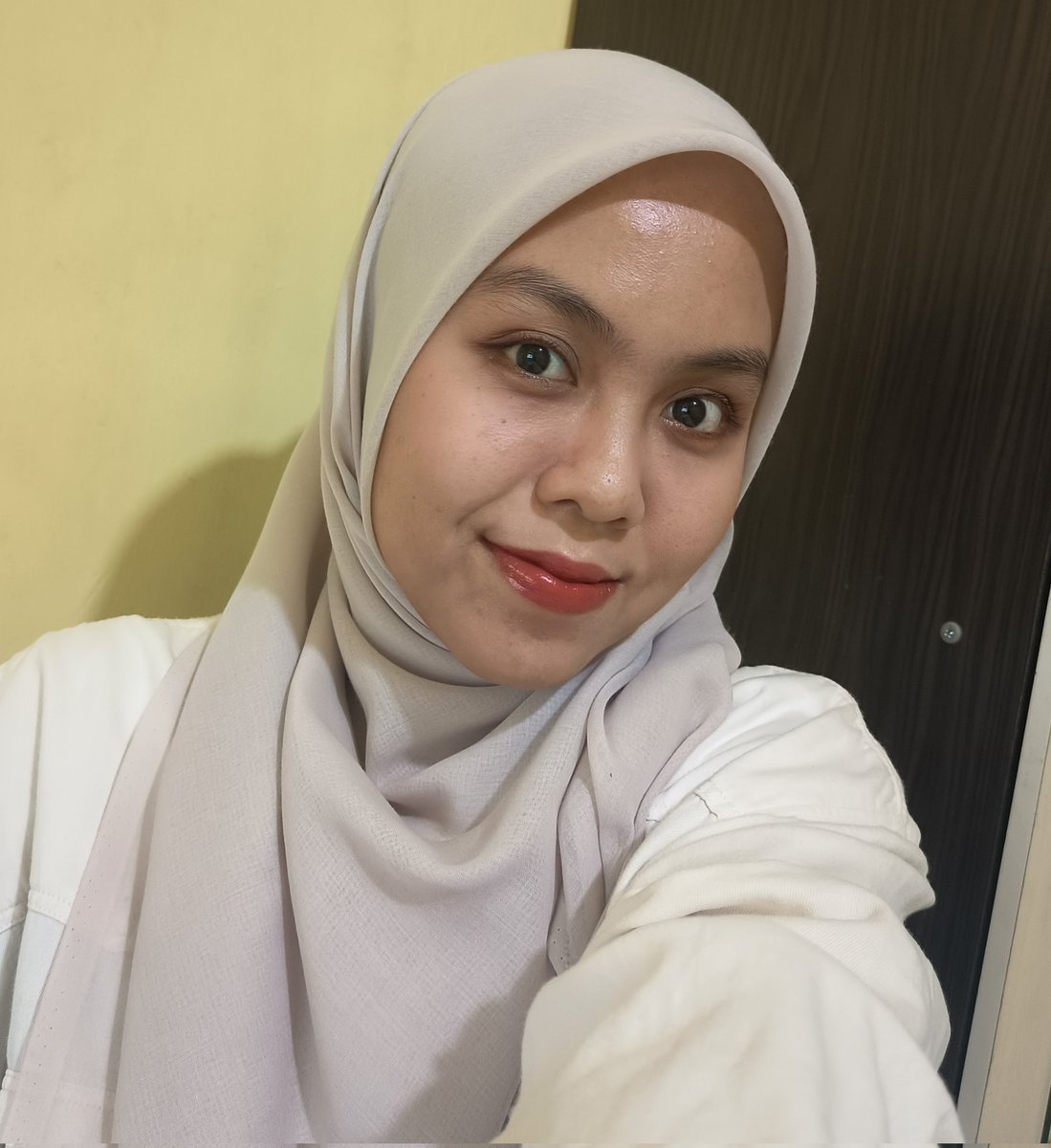 refitaevriyanii's tweet photo. Pesona Glossy Tint Azarine yang bikin bibir tetap on point walaupun lagi puasa https://t.co/Q3W4hm5tNU