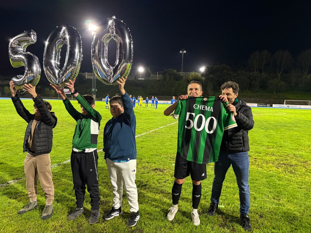 JerezClubFutbol's tweet photo. Noche muy especial la de ayer para @chema_tuok 
Nada menos que 5️⃣0️⃣0️⃣ partidos con la verde y negra.
Jugador con más partidos en la historia del club, máximo goleador histórico y 15 temporadas en el Manuel Calzado Galván.
LEYENDA!🙌 https://t.co/MRL4VD5aiW