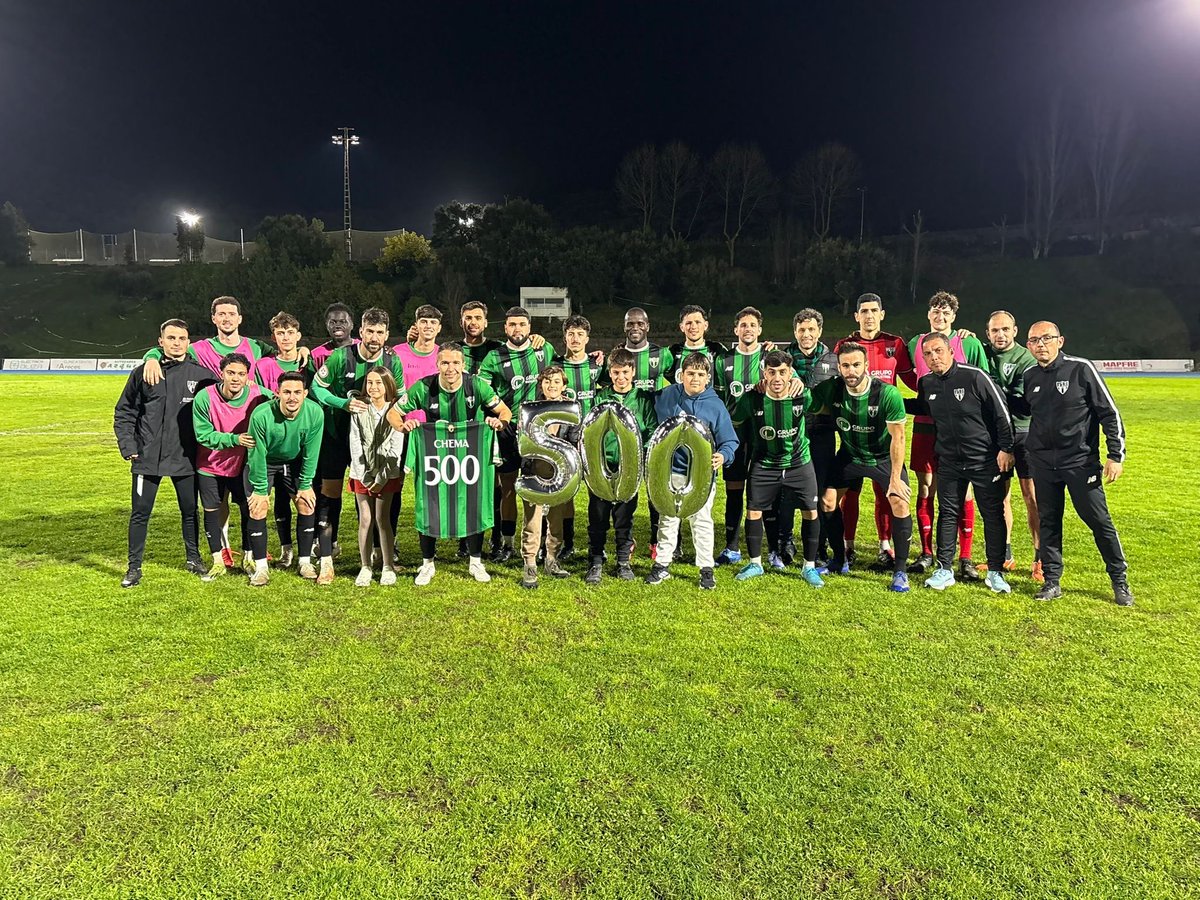 JerezClubFutbol's tweet photo. Noche muy especial la de ayer para @chema_tuok 
Nada menos que 5️⃣0️⃣0️⃣ partidos con la verde y negra.
Jugador con más partidos en la historia del club, máximo goleador histórico y 15 temporadas en el Manuel Calzado Galván.
LEYENDA!🙌 https://t.co/MRL4VD5aiW
