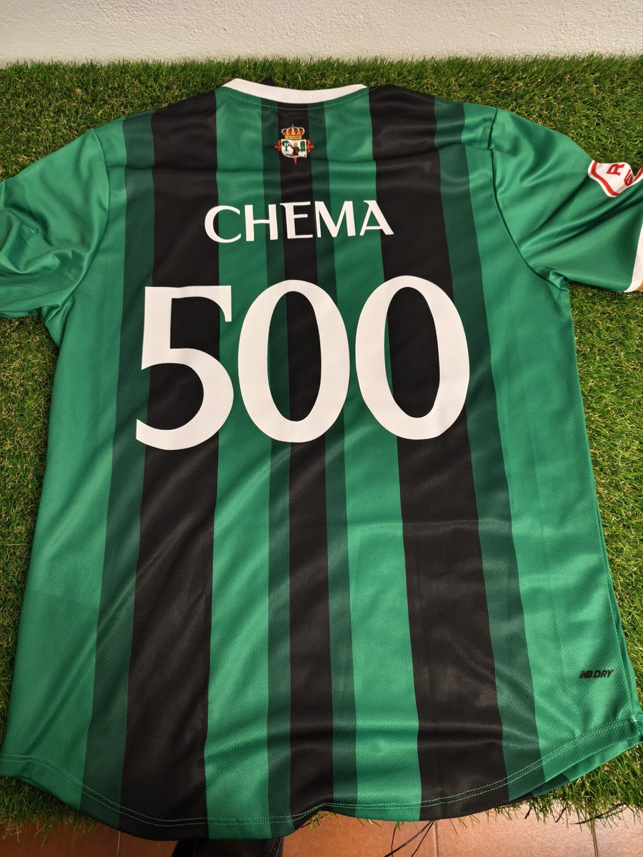 Noche muy especial la de ayer para <a href="/chema_tuok/">Chema</a> 
Nada menos que 5️⃣0️⃣0️⃣ partidos con la verde y negra.
Jugador con más partidos en la historia del club, máximo goleador histórico y 15 temporadas en el Manuel Calzado Galván.
LEYENDA!🙌