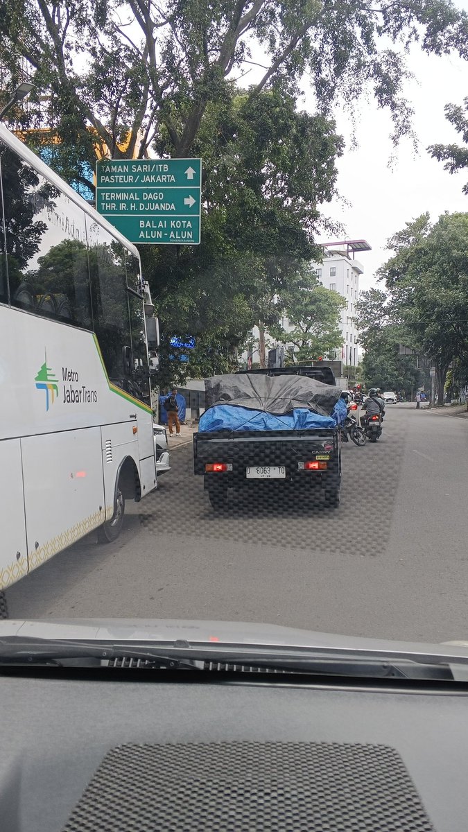 Sengaja ngasih space supaya kendaraan yang mau masuk atau keluar dari jl. Maulana Yusuf ga terhambat, eeehh malah ditutup sama bus Metro Jabar. Mana ngambil dari kiri pula, padahal sempit banget itu, kampret.