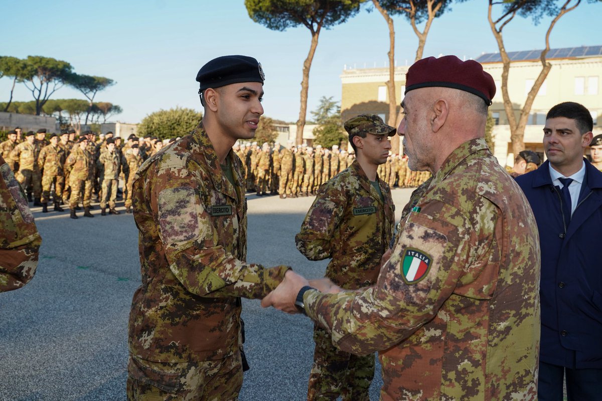 Esercito's tweet image. Il Capo di SM dell'#Esercito, Gen. C. A. Carmine #Masiello, alla consegna del #basco ai nuovi VFI del 2⁰ blocco 2025: "Il #giuramento pochi mesi fa vi ha consacrato #soldati. Con questo traguardo entrate a far parte dell’#Arma delle #Trasmissioni, avanguardia tecnologica