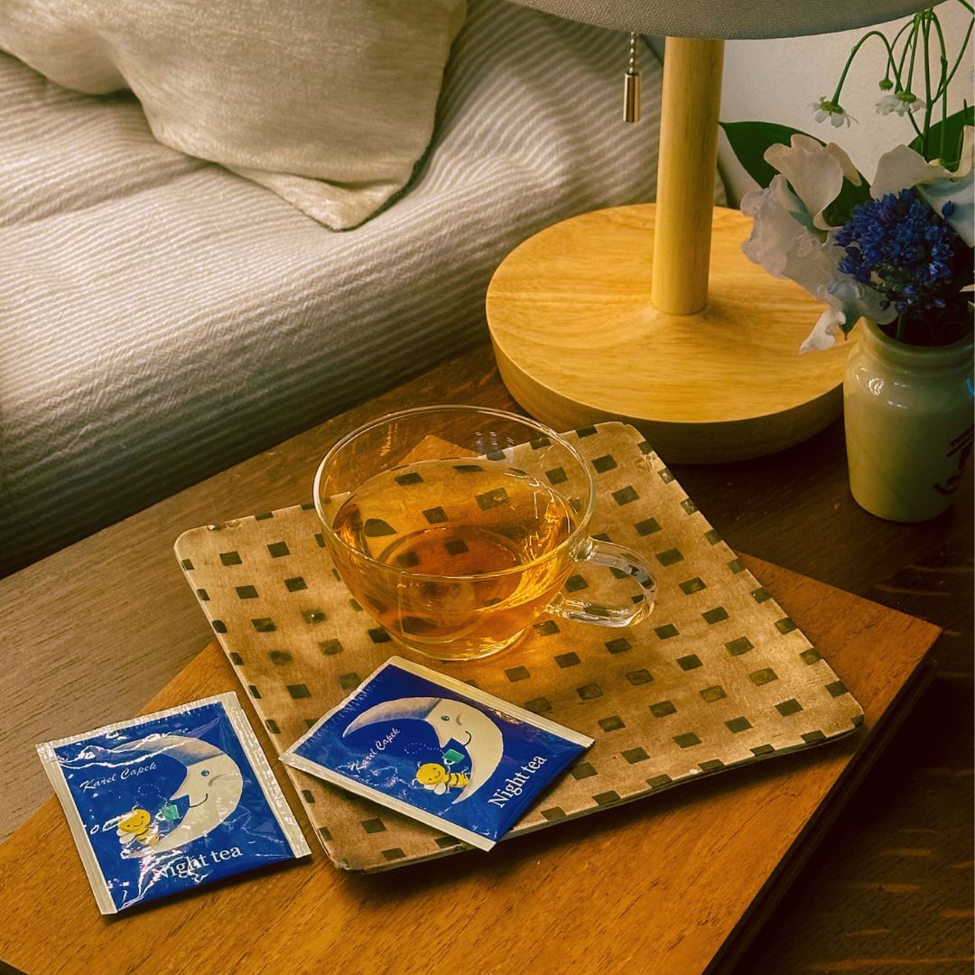 Just Enjoy Today缶より 
ナイトティー🌙をご紹介！  

癒しのアロマ・ラベンダー🪻×ストレスや不安をやわらげるバニラ🤍 
眠る前に飲みたい香りが揃った、グリーンルイボスのノンカフェイン🌿  
おやすみ前にそっと心をほぐしてくれる一杯です🛋️

 ▼詳細はこちら👀
karelcapek.co.jp/item/01610222.…