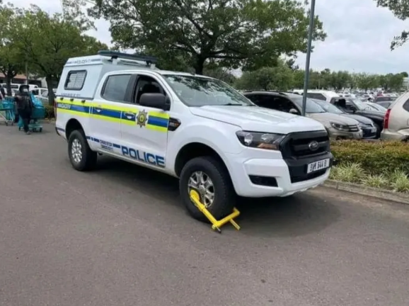 celeworld8's tweet photo. No one is above the law 🤣SAPS enforcing the law on their own! For once they doing their job https://t.co/CVomQMR9Zs