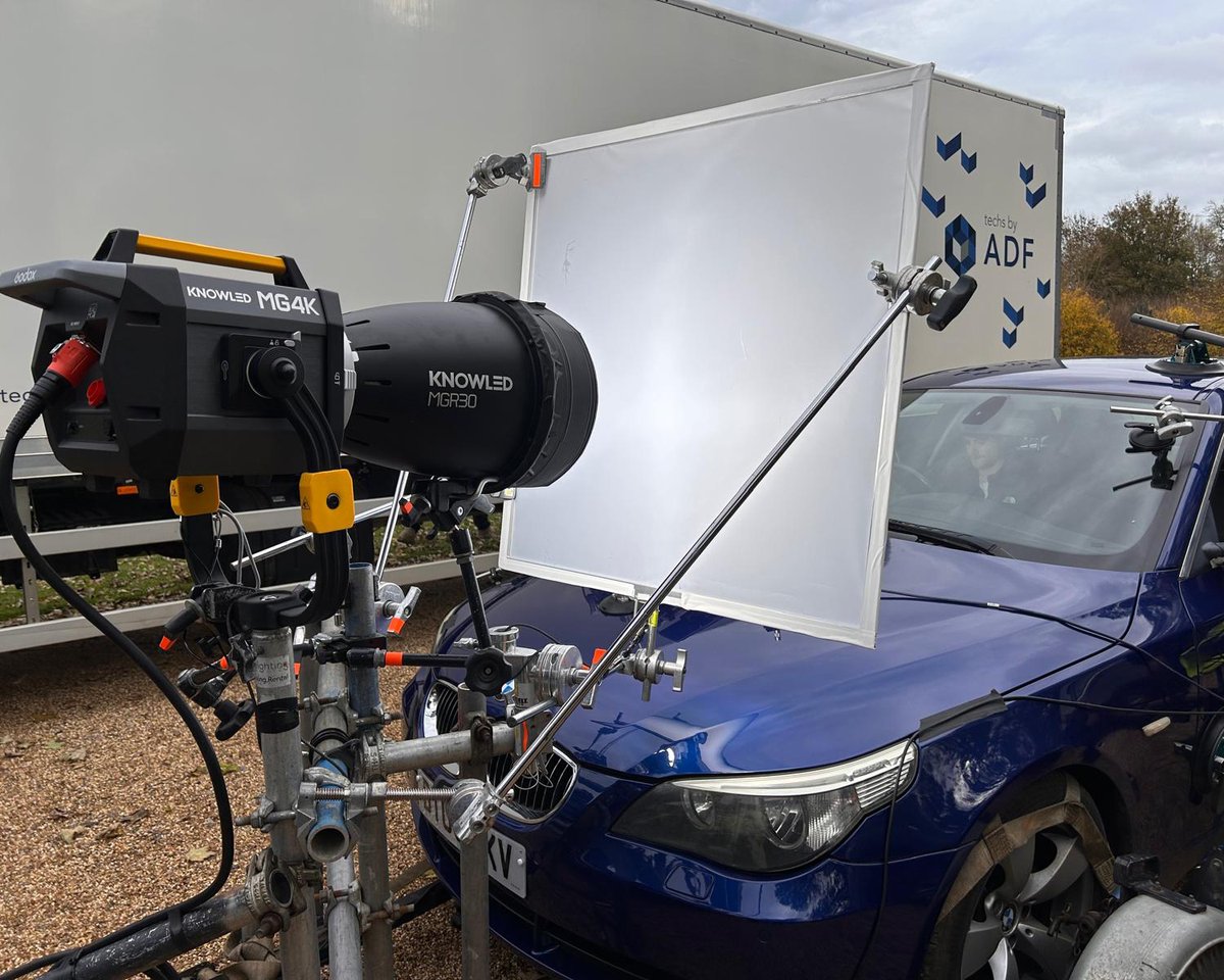 knowled_global's tweet photo. Gaffer Yurandi Poots, ICLS put the KNOWLED MG4K to work on set — an absolute engine of light.

⚡ Delivers 4K HMI-level brightness with just 2000W output
💪 Only 10kg (without yoke), compact and easy to rig
🔬 Advanced light engine design for maximum optical efficiency https://t.co/JnjdKIkj4A