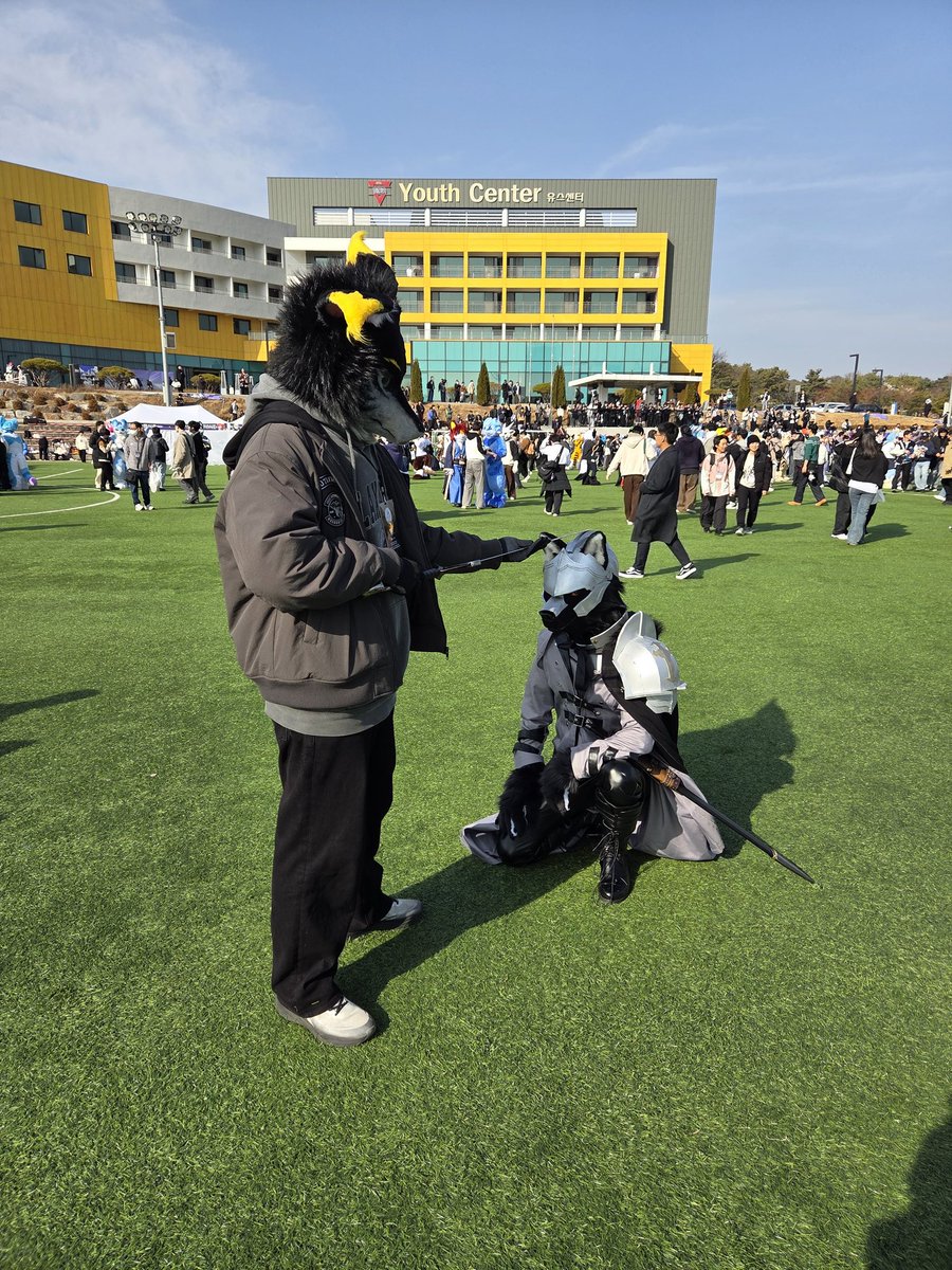 갑옷 + 기사 + 늑대 조합... 사실 제 차애가 늑대인데다가 기사 설정도 엄청나게 좋아하는지라 보자마자 치여버리고 말았습니다 ㅠㅠ...

저희 오너룡 사?냥해주셔서 너무 감사(?)하고, 기사 작위 수여식까지 보여주셔서 감사합니다...

앞으로의 활약을 기대하겠습니다!