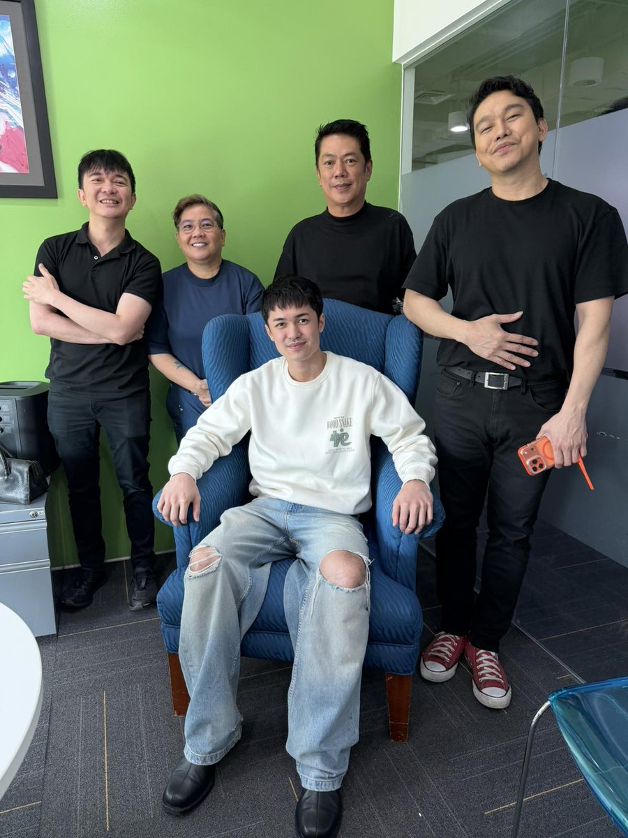 StarPopPH's tweet photo. We’ve got a visitor!

Dylan in the famous blue chair 💙

Welcome to StarPop Family! So excited to see (and hear!) you make music this year. This is just the beginning. 🎶✨

#StarPopPH #DylanYturralde https://t.co/chCDW4oPIJ