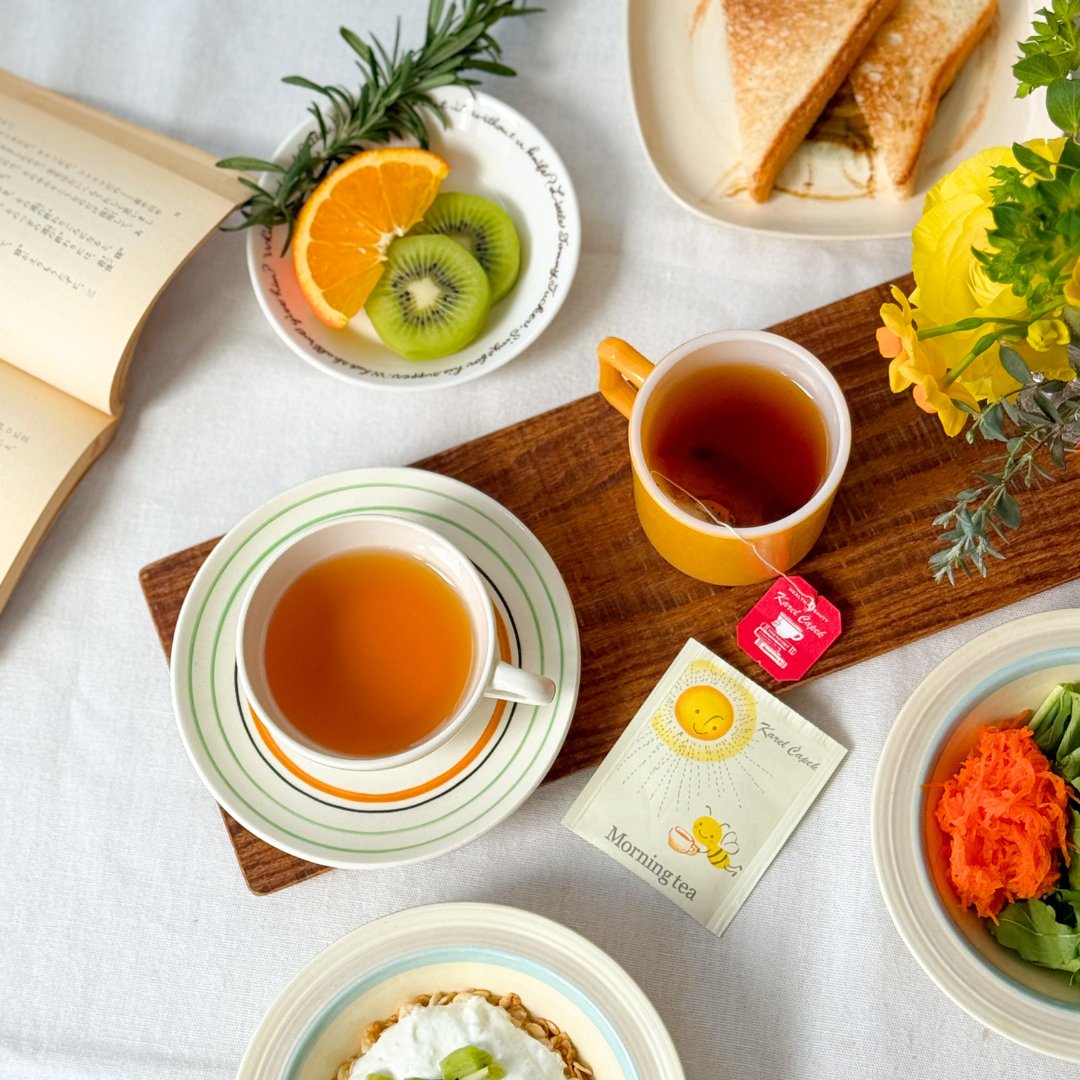 大好評🌟Just Enjoy Today缶より 
本日はモーニングティー☀️をご紹介！  

目覚めのアロマ・ローズマリーと、相性抜群のオレンジがすっきりと頭をクリアに🌿🍊 
さらに、ヌワラエリヤ茶の清々しい渋みが清々しい朝をお届けします✨  

▼詳細はこちら👀
karelcapek.co.jp/item/01610222.…