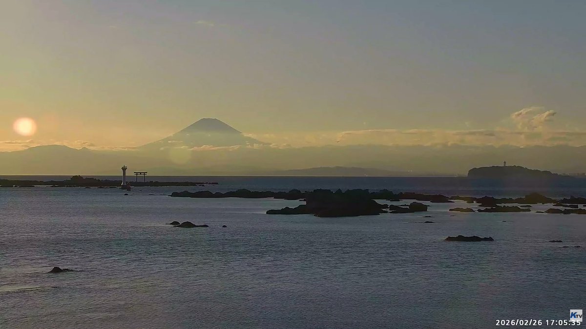 KTVライブカメラに葉山からの富士山が仲間入りしました
夕焼けがキレイ～
youtube.com/live/tuNC0ot0j… <a href="/YouTube/">YouTube</a>より 

#富士山ライブカメラ #葉山 #波情報 #湘南 #江の島 #富士山 #夕焼け