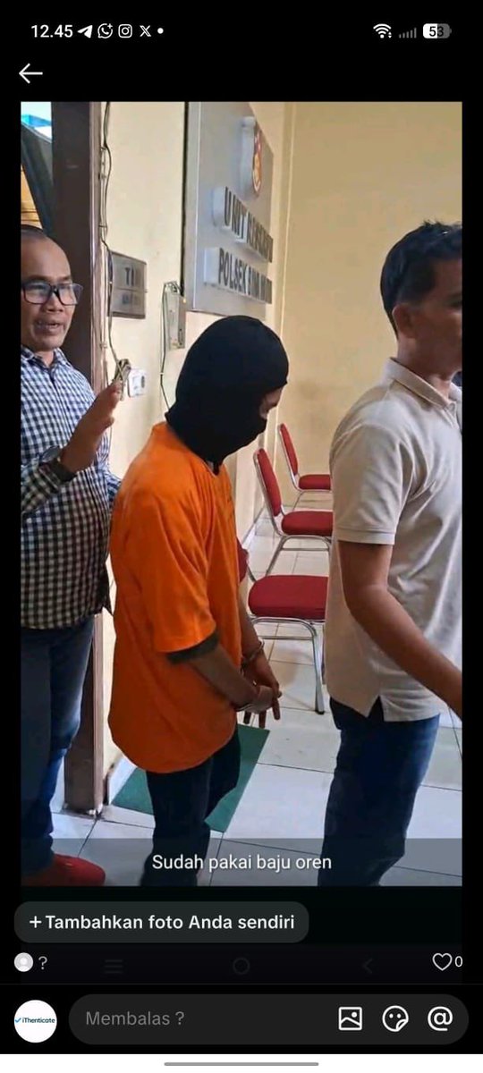 mynewshub's tweet photo. Asal Layan...Lepas Tu Buat Friendzone...Wanita Dikapak Lelaki Obses...

Oleh Mynewshub 

PEKANBARU – Satu kejadian mengejutkan dilaporkan berlaku di Fakulti Syariah dan Ilmu Hukum, UIN Suska Riau, pagi ini apabila seorang mahasiswi dikapak oleh seorang lelaki yang dipercayai obses dengan dirinya.

Maklumat awal yang tular di media sosial mendakwa lelaki terbabit bertindak demikian kerana obses terhadap mangsa, walaupun mereka bukan pasangan kekasih dan tidak pernah menjalinkan hubungan istimewa.

Menurut penjelasan yang dikongsikan, mangsa memaklumkan bahawa hubungan mereka hanyalah sekadar kenalan biasa sejak menyertai program Kuliah Kerja Nyata (KKN) di lokasi yang berdekatan. 

Mangsa juga menegaskan lelaki terbabit sedar bahawa dirinya sudah mempunyai teman lelaki.

Namun begitu, sikap baik mangsa yang sekadar mahu berkawan didakwa disalah tafsir, sehingga lelaki tersebut menaruh harapan berlebihan.

“Mangsa sudah menjelaskan dengan baik bahawa dia hanya mahu berkawan, tetapi lelaki itu tetap membawa perasaan,” menurut sumber.

Difahamkan, mangsa kemudian mengambil keputusan untuk menjauhkan diri kerana berasa tidak selesa dan terganggu dengan sikap lelaki berkenaan. 

Tindakan itu dipercayai mencetuskan kemarahan pihak lelaki, yang akhirnya membawa kepada insiden pagi tersebut.

Seorang individu yang mendakwa mengenali kedua-dua pihak turut berkongsi kronologi kejadian di ruangan komen media sosial. 

Menurutnya, lelaki terbabit pernah meluahkan rasa sakit hati kerana merasakan dirinya di-ghosting oleh mangsa.

Bagaimanapun, saksi berkenaan menegaskan mangsa tidak pernah memberi sebarang janji atau harapan, malah sudah menjelaskan status sebenar dirinya.

Insiden ini mencetuskan perbincangan hangat dalam kalangan netizen, khususnya berkaitan isu sempadan pergaulan, salah tafsir kebaikan, serta keselamatan wanita di kampus.

Ramai mengingatkan bahawa kebaikan tidak bermaksud persetujuan, dan penolakan perlu dihormati, tanpa mengira alasan atau perasaan peribadi.

Menunggu Kenyataan Rasmi
Setakat ini, tiada kenyataan rasmi dikeluarkan oleh pihak universiti atau pihak berkuasa berhubung kejadian tersebut.
 
Orang ramai dinasihatkan agar tidak membuat spekulasi berlebihan dan menunggu maklumat sah daripada sumber berautoriti.

Mynewshub akan terus memantau perkembangan kes ini dan mengemas kini maklumat dari semasa ke semasa.-MYNEWSHUB