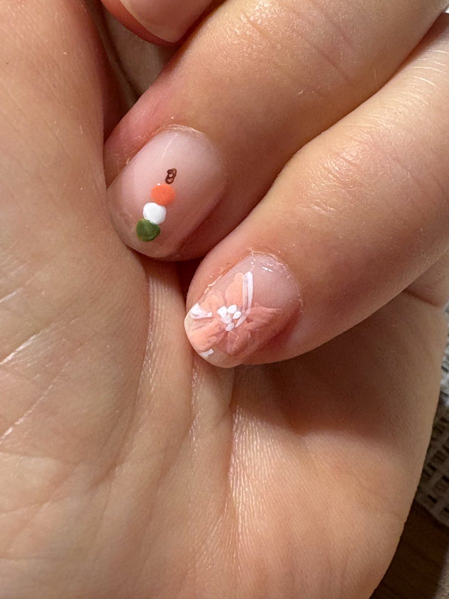 桜の花びらは5枚！ 納得いかず何度もぬりなおし💦 オロ🍡はお気に入り♡