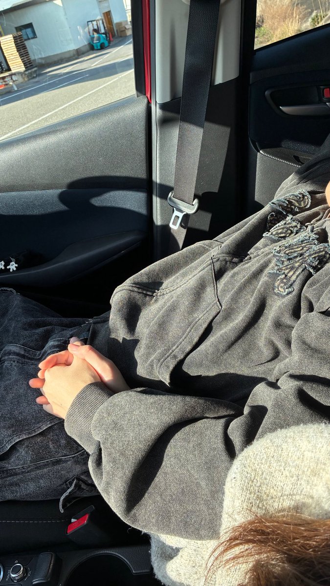 海でひなたぼっこしてたら眠くなって車でお昼寝したー☀️💤