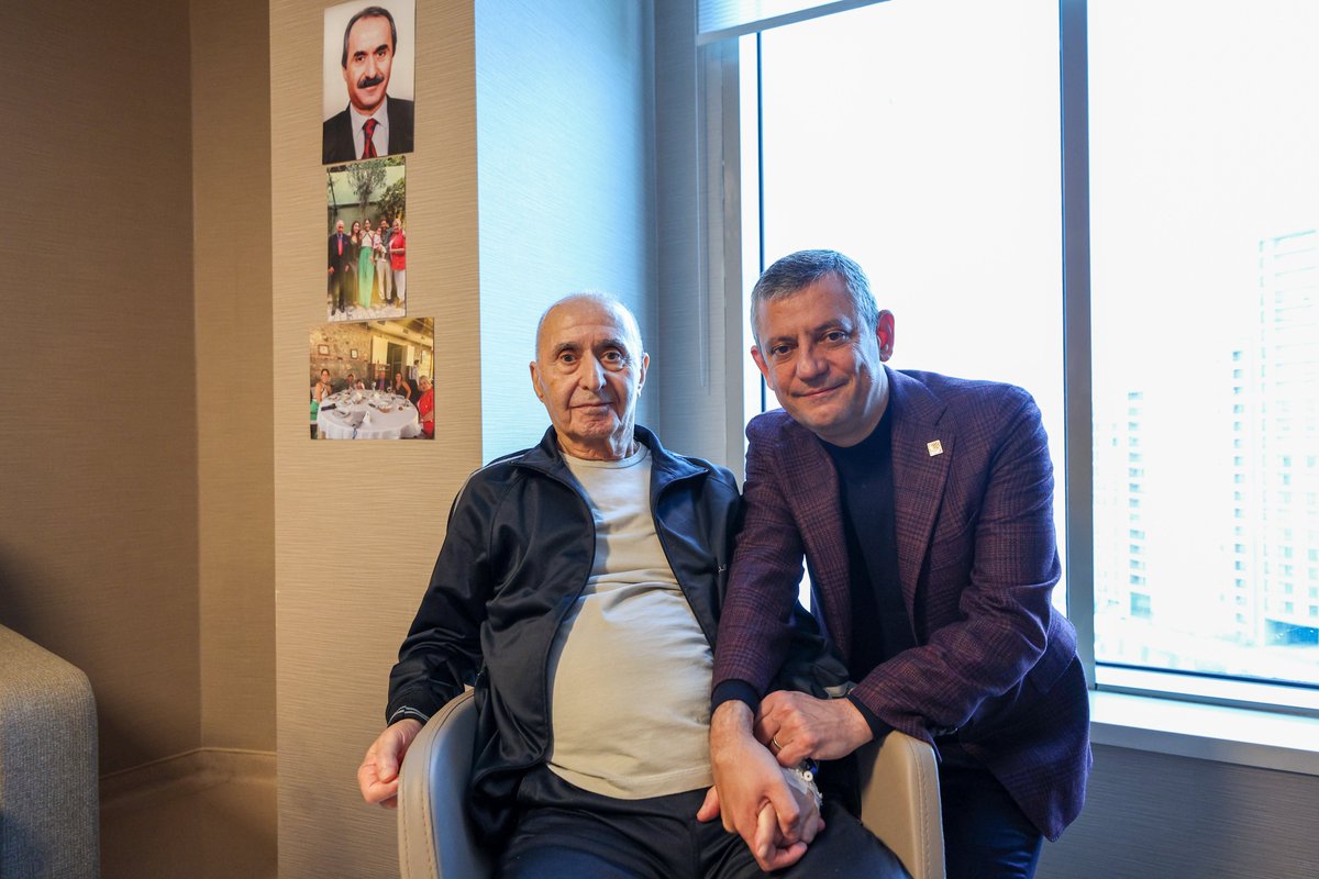 YeniPartiFoto's tweet photo. Cumhuriyet Halk Partisi Genel Başkanı Özgür Özel, önceki CHP Genel Başkanı Hikmet Çetin’i İstanbul’da tedavi gördüğü hastanede ziyaret ederek doktorlarından sağlık durumu hakkında bilgi aldı. https://t.co/k6yp230uBT