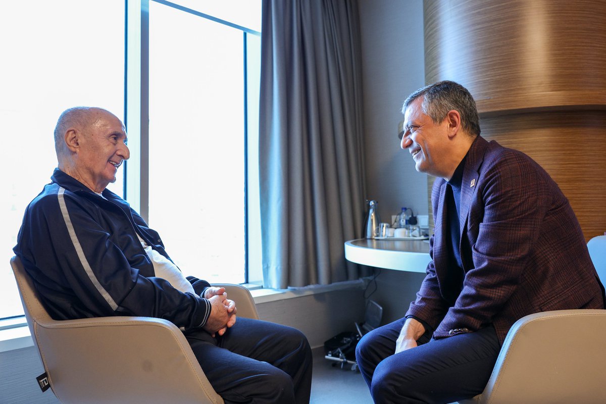 YeniPartiFoto's tweet photo. Cumhuriyet Halk Partisi Genel Başkanı Özgür Özel, önceki CHP Genel Başkanı Hikmet Çetin’i İstanbul’da tedavi gördüğü hastanede ziyaret ederek doktorlarından sağlık durumu hakkında bilgi aldı. https://t.co/k6yp230uBT