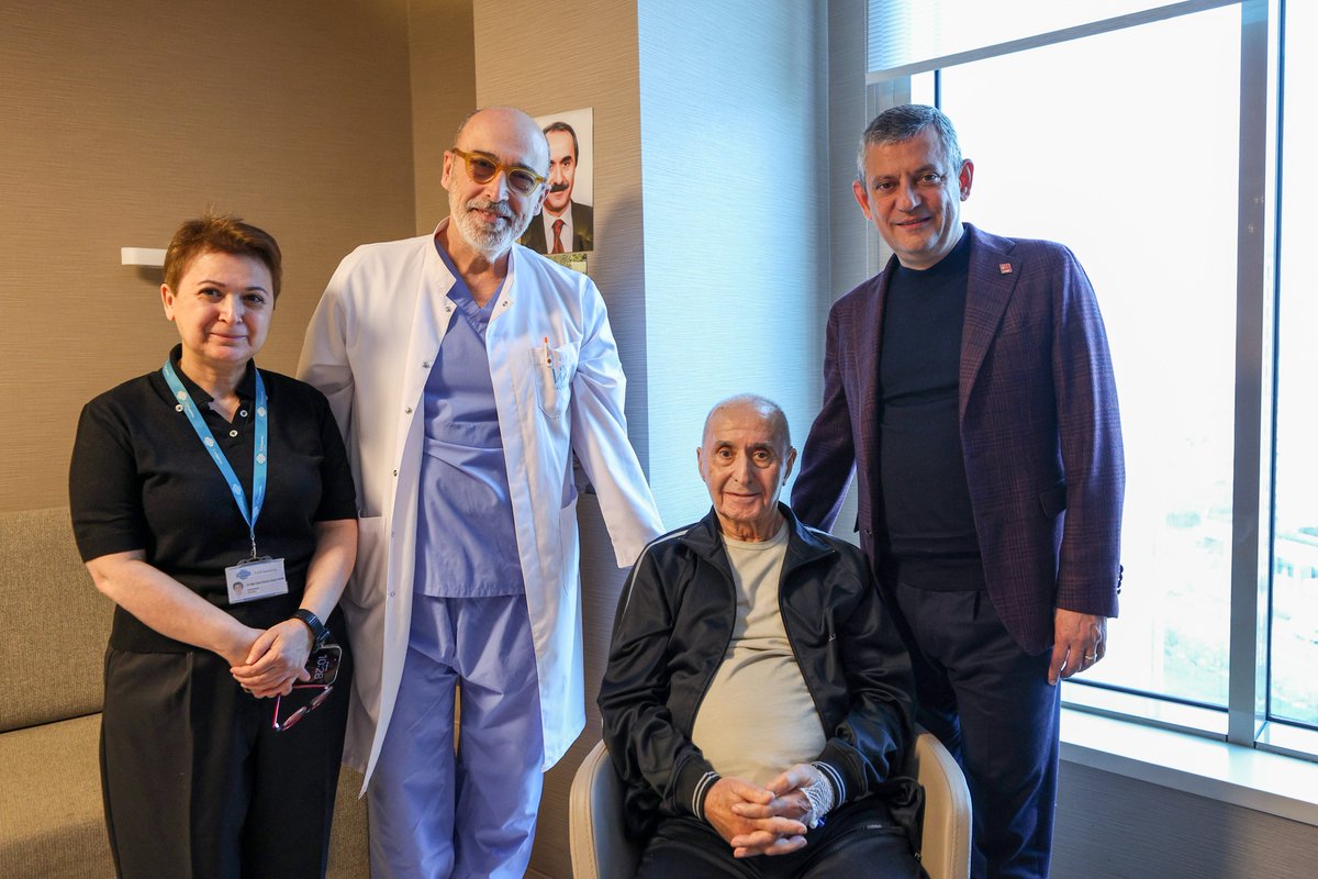 YeniPartiFoto's tweet photo. Cumhuriyet Halk Partisi Genel Başkanı Özgür Özel, önceki CHP Genel Başkanı Hikmet Çetin’i İstanbul’da tedavi gördüğü hastanede ziyaret ederek doktorlarından sağlık durumu hakkında bilgi aldı. https://t.co/k6yp230uBT