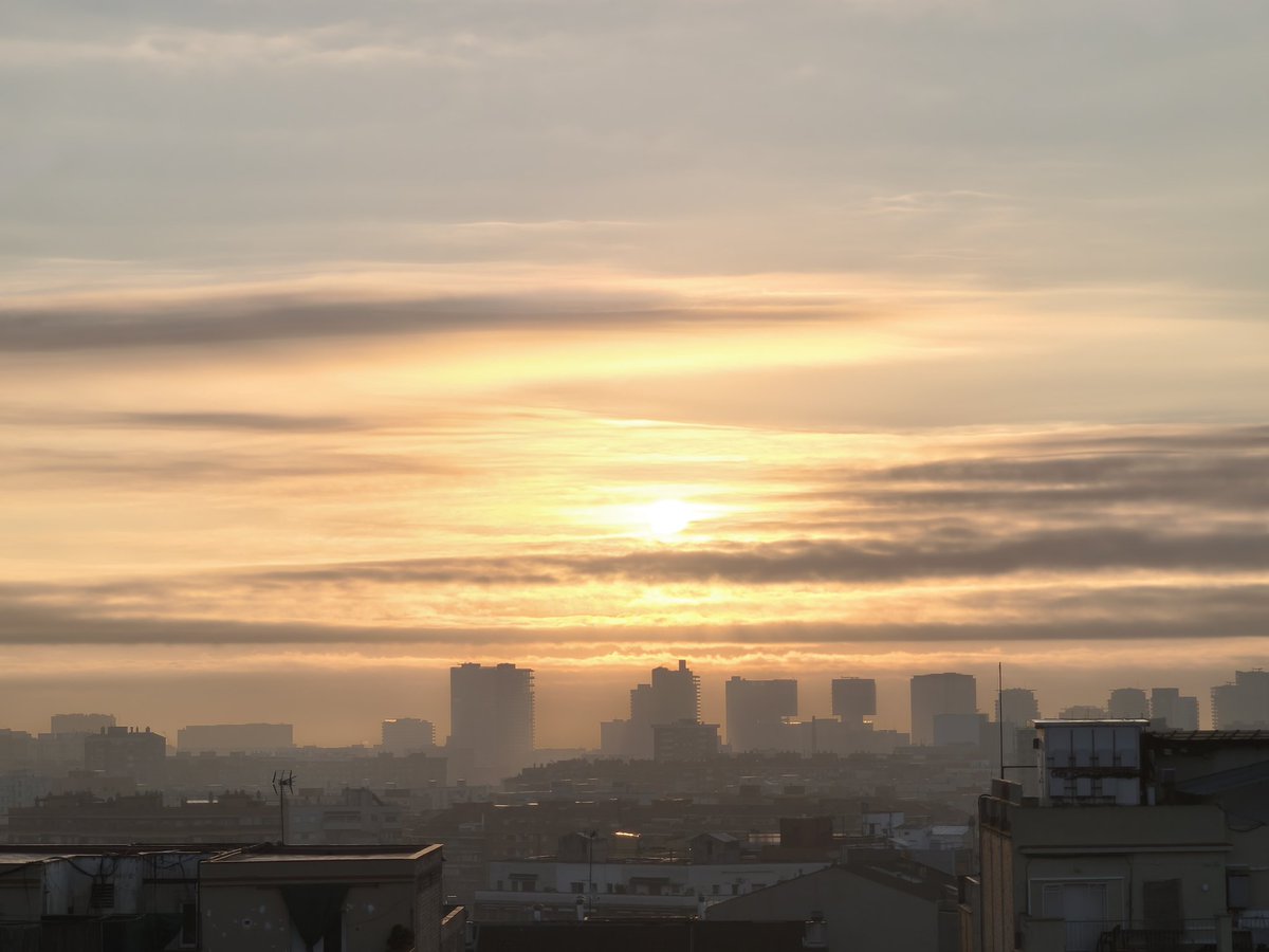 avantocat's tweet photo. Avui la boira ha quedat cap al Vallès i amb el tombar del dia, ens deixa la imatge de la boira "vessant" cap a la plana ☁️☁️🌤️🌤️
Mínima de 7.4°C a #SantAndreu 
Humitat a tope, del 95%hr https://t.co/Ij1p52MXsj