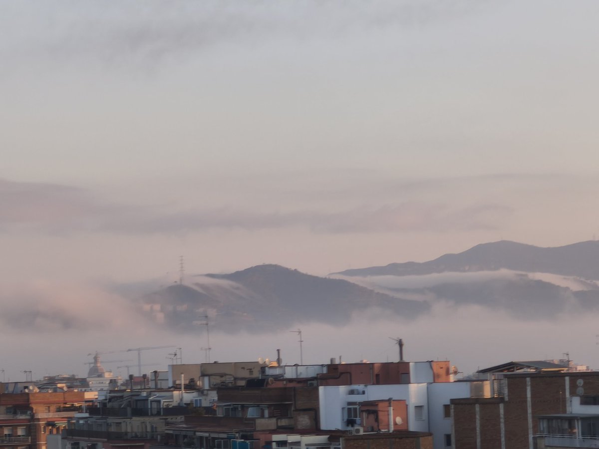 avantocat's tweet photo. Avui la boira ha quedat cap al Vallès i amb el tombar del dia, ens deixa la imatge de la boira "vessant" cap a la plana ☁️☁️🌤️🌤️
Mínima de 7.4°C a #SantAndreu 
Humitat a tope, del 95%hr https://t.co/Ij1p52MXsj