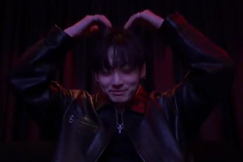 저 정국에 대한 마음 접습니다.

그 다음 끝선에 맞추어 반 접습니다. 뒤로 돌려 양쪽 모두 펼칩니다. 끝부분을 살짝 접고 중심선에 맞춰 위로 올려 접은 뒤, 뒤집으면 예쁜 하트 접기 완성.ᐟ.ᐟ
정국아 사랑해 💕