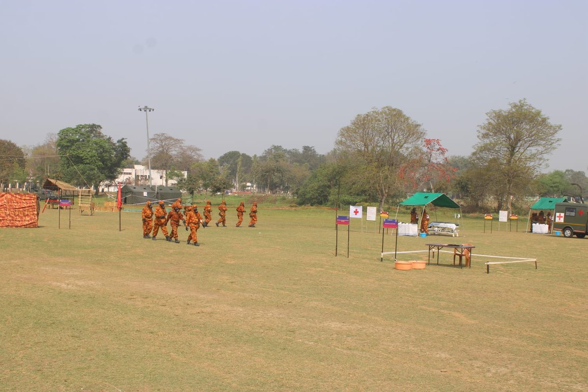 easterncomd's tweet photo. 𝗘𝗫 𝗡𝗔𝗚𝗔𝗥𝗜𝗞 𝗠𝗔𝗗𝗔𝗗 𝟮𝟬𝟮𝟲 | 𝗦𝘆𝗻𝗰𝗵𝗿𝗼𝗻𝗶𝘀𝗶𝗻𝗴 𝗖𝗕𝗥𝗡 𝗥𝗲𝘀𝗽𝗼𝗻𝘀𝗲
The Biennial Ex Nagarik Madad 2026, under the aegis of #EasternCommand, was conducted by #BengalSubArea at #Barrackpore Military Station, #Kolkata.
#BrahmastraSappers, #HooglyHealers & #HimalayanConquerors trained alongside the Civil Administration of #Kolkata Division and key stakeholders including #AIIMSKalyani, State Home Department, #KolkataPolice, #NDRF, #KolkataMunicipalCorporation and State Fire & Emergency Services.
The exercise focused on rehearsing, synchronising and validating coordinated response mechanisms for Chemical, Biological, Radiological & Nuclear contingencies — strengthening inter-agency synergy and ensuring swift, seamless action in crisis situations.
𝗘𝗫 𝗡𝗔𝗚𝗔𝗥𝗜𝗞 𝗠𝗔𝗗𝗔𝗗 𝟮𝟬𝟮𝟲 | #CBRN आपदा में मिलकर काम करने का अभ्यास
द्विवार्षिक नागरिक सहायता अभ्यास 2026 का आयोजन #पूर्वी_कमान के तत्वावधान में बंगाल सब एरिया द्वारा बैरकपुर सैन्य स्टेशन, #कोलकाता में सफलतापूर्वक किया गया।
अभ्यास में #BrahmastraSappers, #HooglyHealers एवं #HimalayanConquerors ने #Kolkata Division के सिविल प्रशासन के साथ मिलकर भाग लिया। इसके अतिरिक्त #AIIMSKalyani, राज्य गृह विभाग, #KolkataPolice, #NDRF, #KolkataMunicipalCorporation तथा राज्य अग्निशमन एवं आपातकालीन सेवाओं सहित विभिन्न एजेंसियों ने सक्रिय सहभागिता की।
इस अभ्यास का उद्देश्य रासायनिक, जैविक, रेडियोलॉजिकल और परमाणु (CBRN) आपदाओं के समय मिलकर काम करने की तैयारी करना था, ताकि आपात स्थिति में तेज़ और प्रभावी कार्रवाई की जा सके।
#भारतीय_सेना
#पूर्वी_कमान
#IndianArmy
#EasternCommand
#Jointness
#synergy
#CivilMilitaryFusion
@adgpi
@SpokespersonMoD
@HQ_IDS_India
@indiannavy
@IAF_MCC
@official_dgar
@ProDefKolkata
@IndiaCoastGuard
@HQ_DG_NCC
@KolkataPolice
Facebook - https://t.co/VXp42UUmyM
Instagram - https://t.co/h2wPc0FNm1