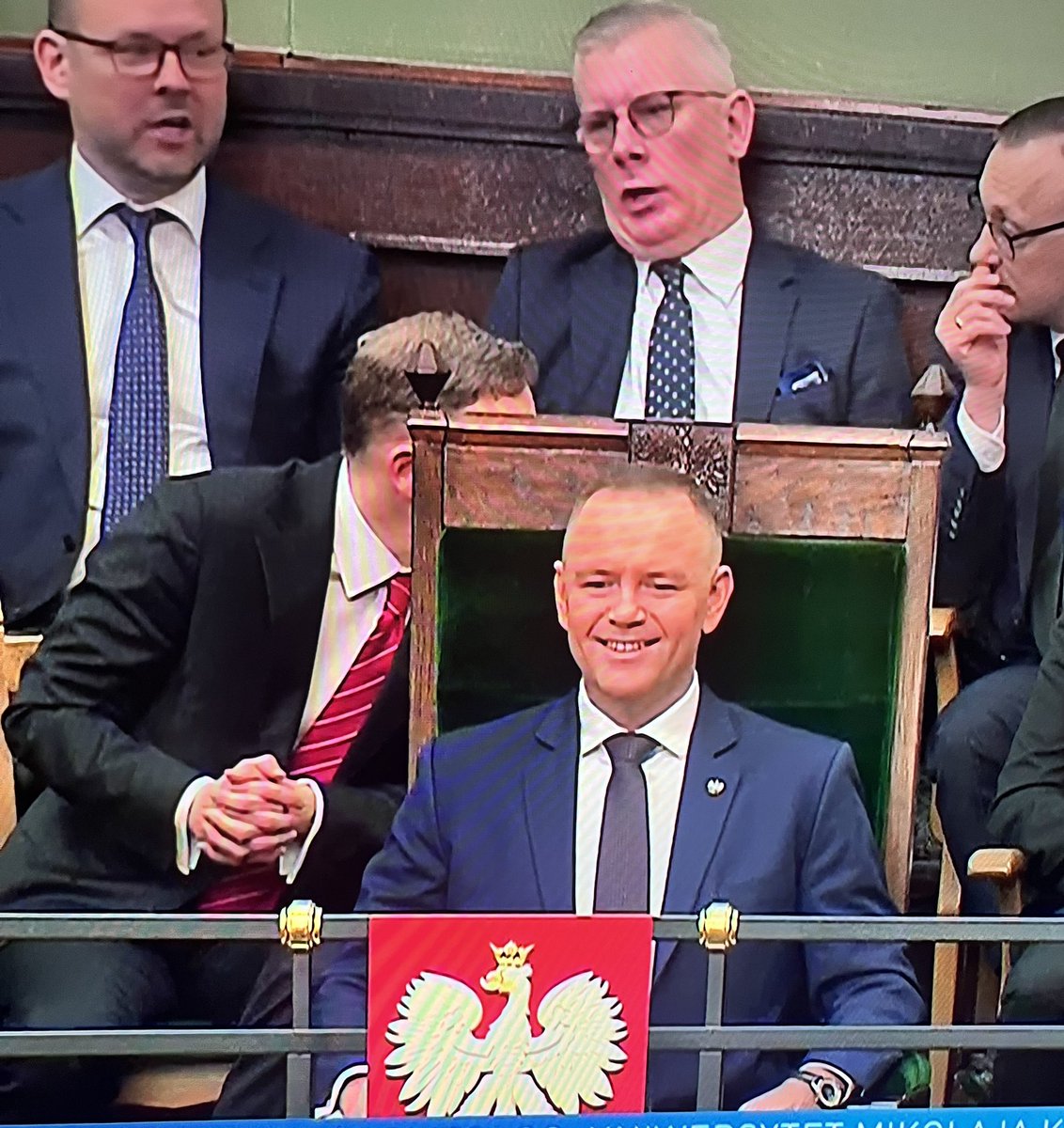 Crème de la crème politycznego i dyplomatycznego "polactwa".
Konceptualizacyjna śmietanka Belwederu i jej naczelny "paker".
Ależ tam musi iskrzyć od intelektualnej burzy mózgów.
Żeby tylko loża wytrzymała ciężar odpowiedzialności.