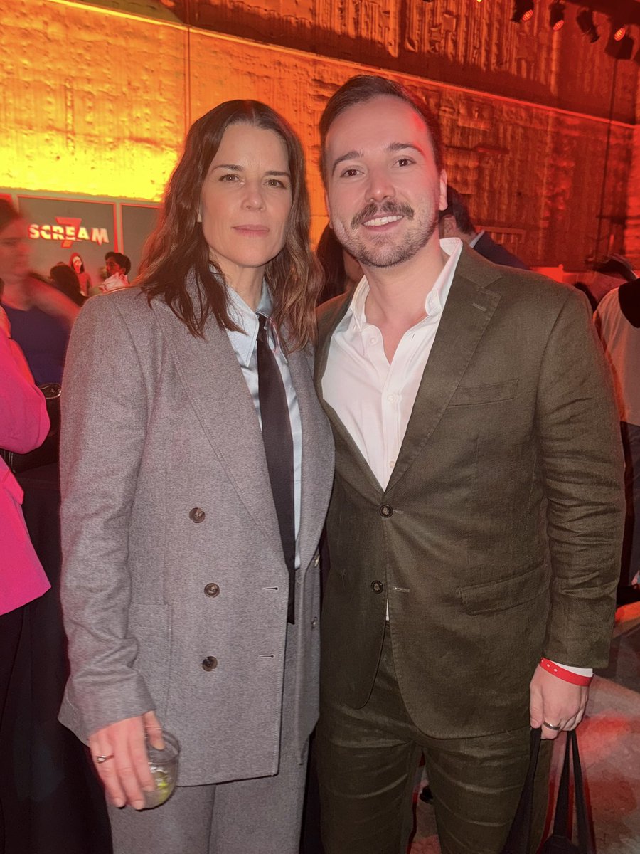nem acredito que consegui foto com a Sidney Prescott, a nossa final girl favorita, queridíssima Neve Campbell mega simpática no after party de Pânico 7 🥺❤️ #Scream7