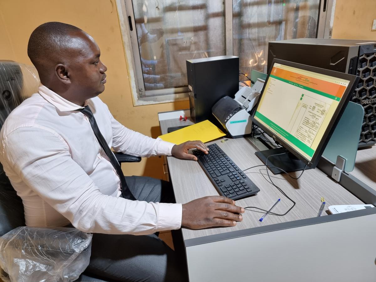 Enabel_Belgium's tweet photo. 💡#EnabelSuccessStory – En Guinée, des milliers de personnes vivent sans acte de naissance, sans identité légale. 
Depuis 2022, Enabel et ses partenaires digitalisent l’état civil : 499.000 actes numérisés, 10 communes connectées, des centaines d’agent·es formé·es, et des vies enfin reconnues. 
#ActForImpact